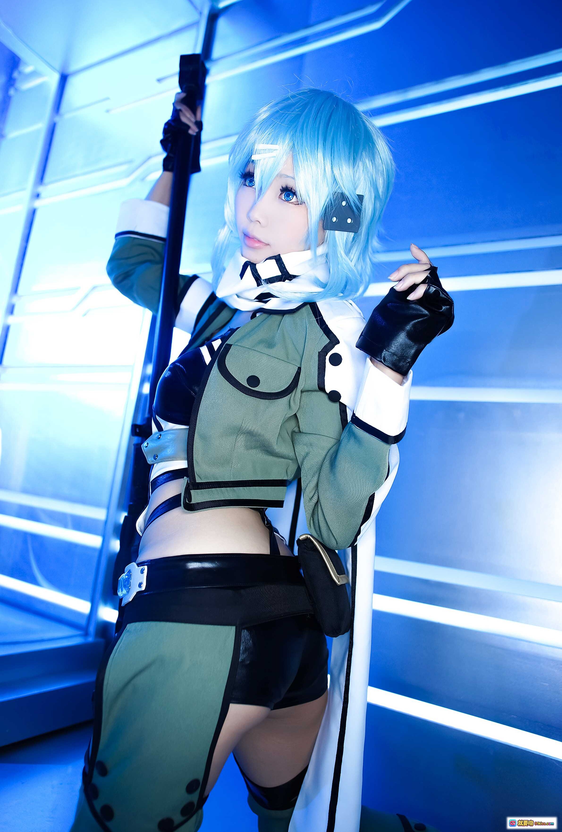 图片[5] - ElyEE子NO.040蓝发少女科幻cosplay｜未来战士持枪造型｜透明舱室蓝光氛围｜精致服装细节｜高还原度角色扮演 - 就要吻