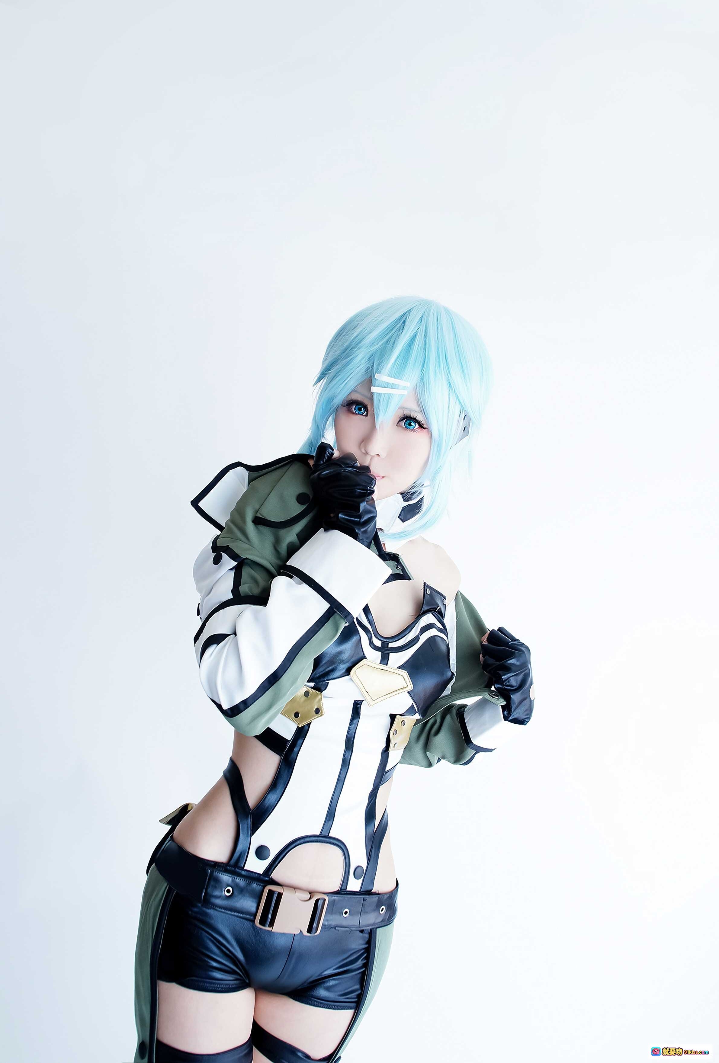 图片[2] - ElyEE子NO.040蓝发少女科幻cosplay｜未来战士持枪造型｜透明舱室蓝光氛围｜精致服装细节｜高还原度角色扮演 - 就要吻