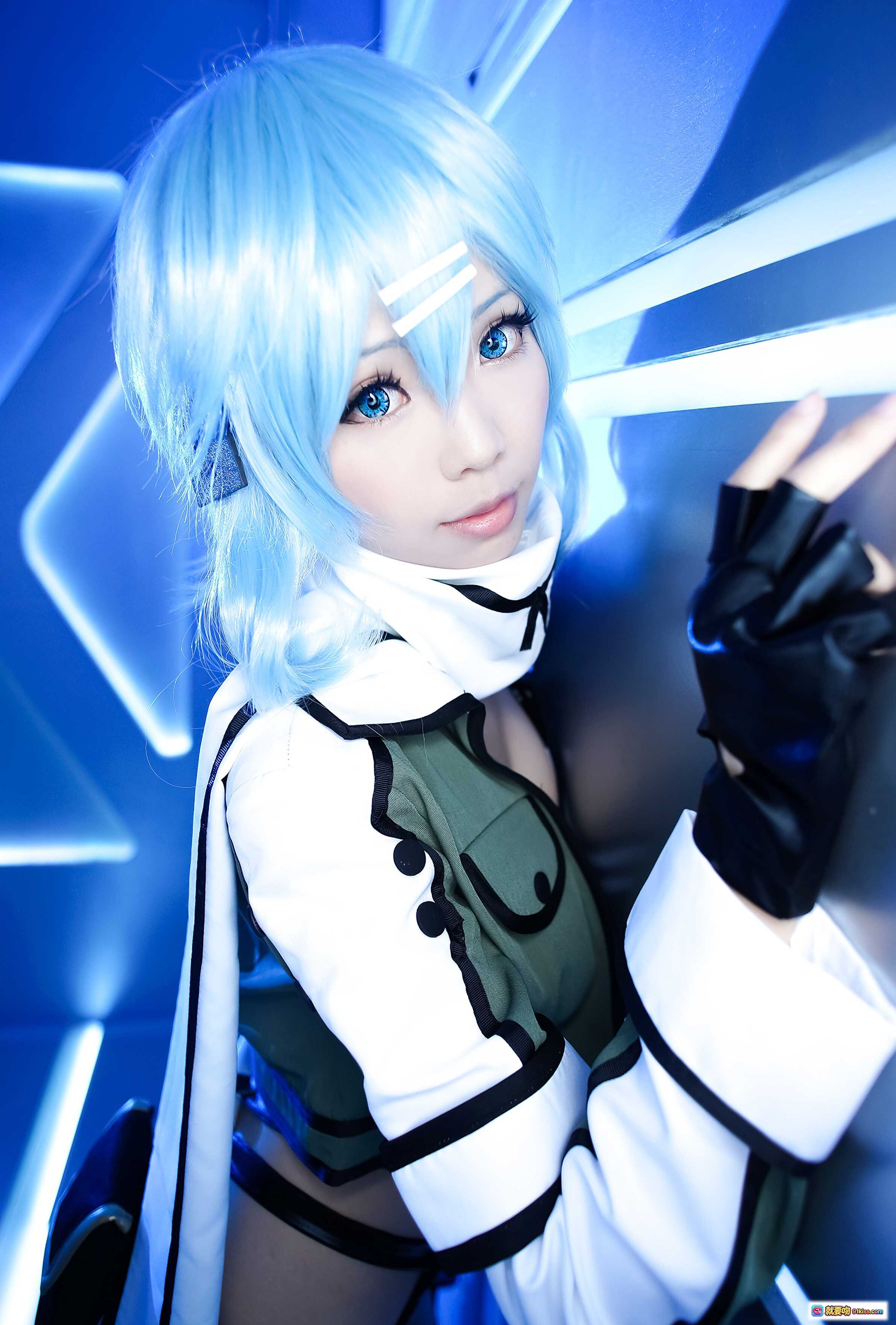 图片[3] - ElyEE子NO.040蓝发少女科幻cosplay｜未来战士持枪造型｜透明舱室蓝光氛围｜精致服装细节｜高还原度角色扮演 - 就要吻