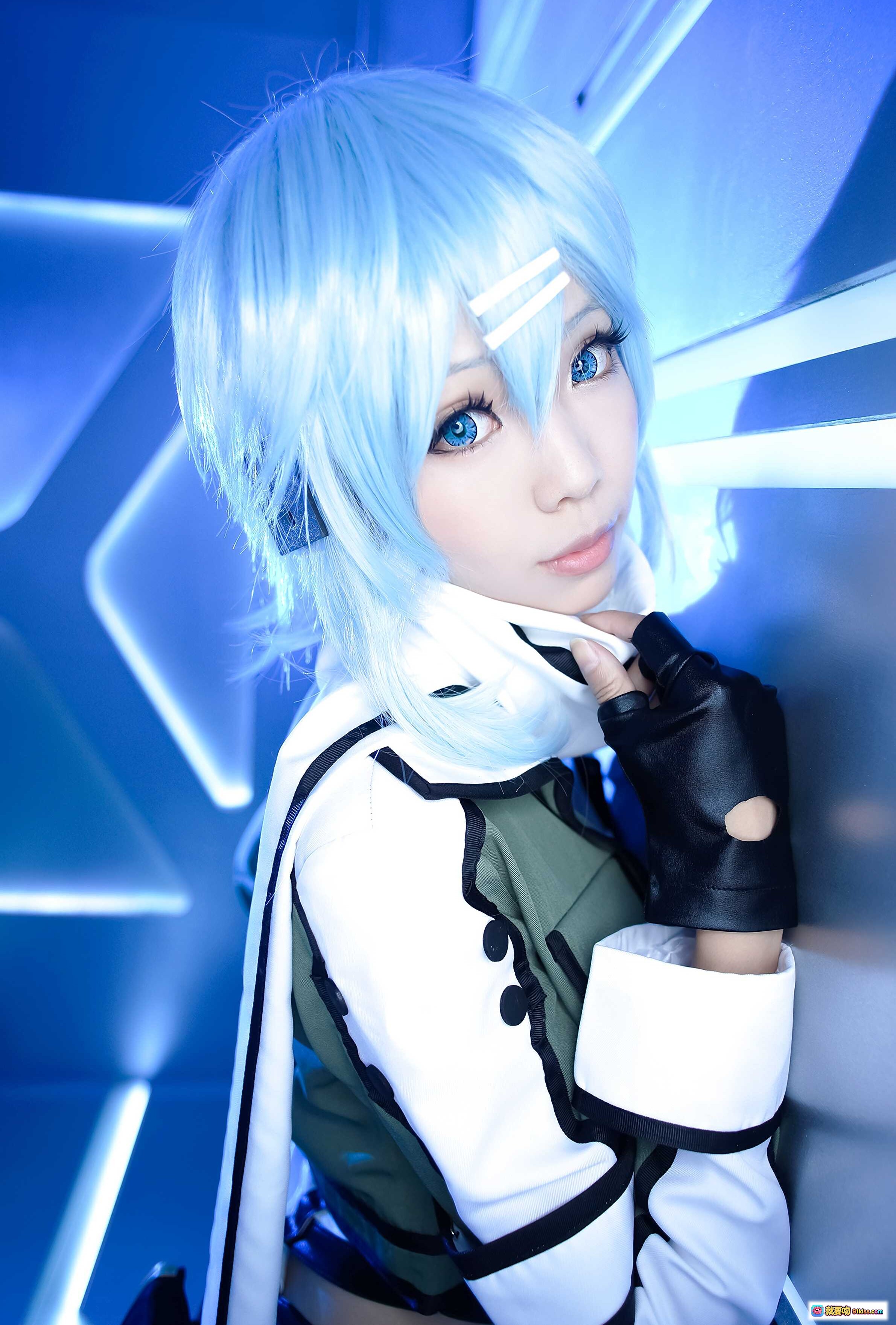 图片[6] - ElyEE子NO.040蓝发少女科幻cosplay｜未来战士持枪造型｜透明舱室蓝光氛围｜精致服装细节｜高还原度角色扮演 - 就要吻