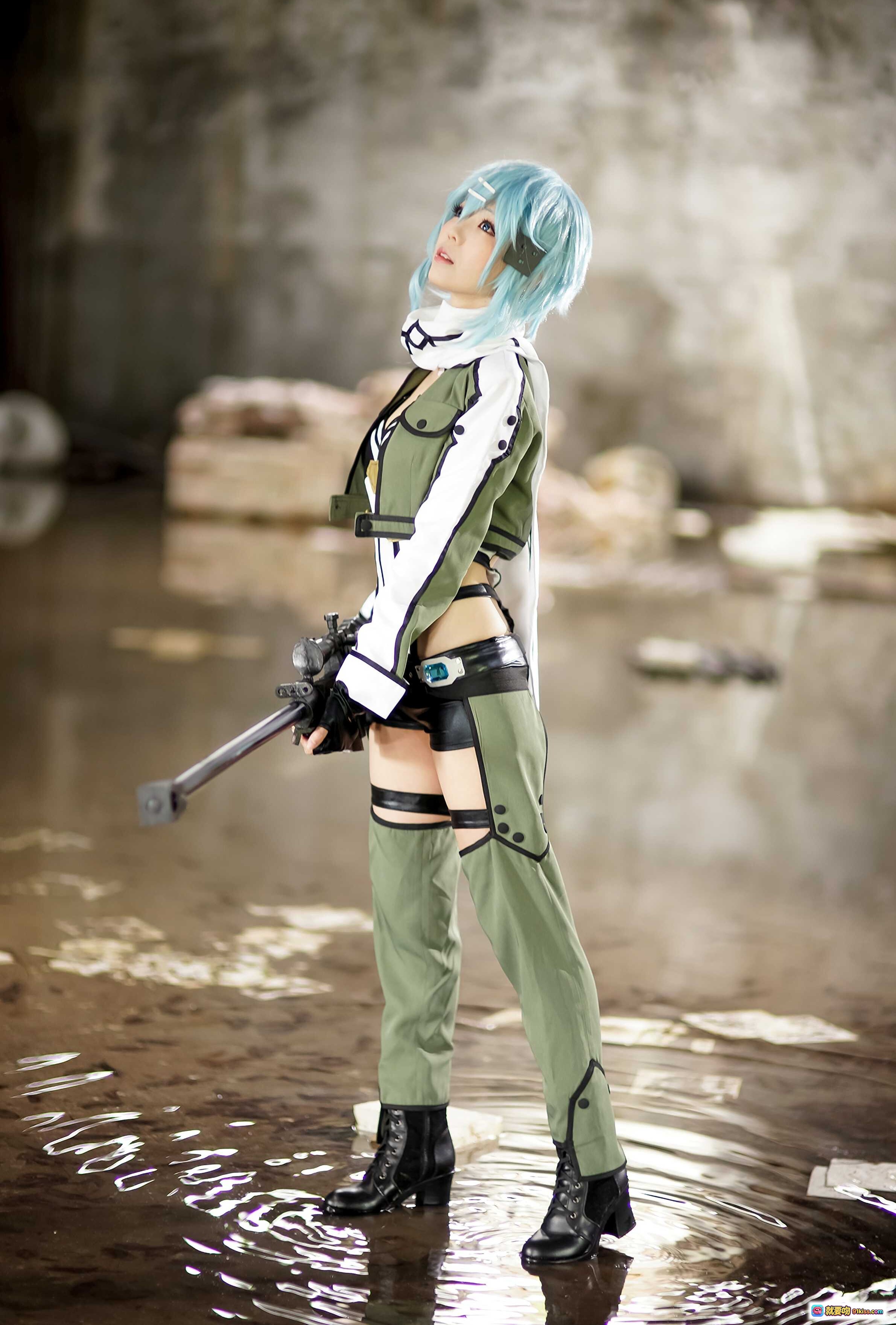 图片[9] - ElyEE子NO.040蓝发少女科幻cosplay｜未来战士持枪造型｜透明舱室蓝光氛围｜精致服装细节｜高还原度角色扮演 - 就要吻