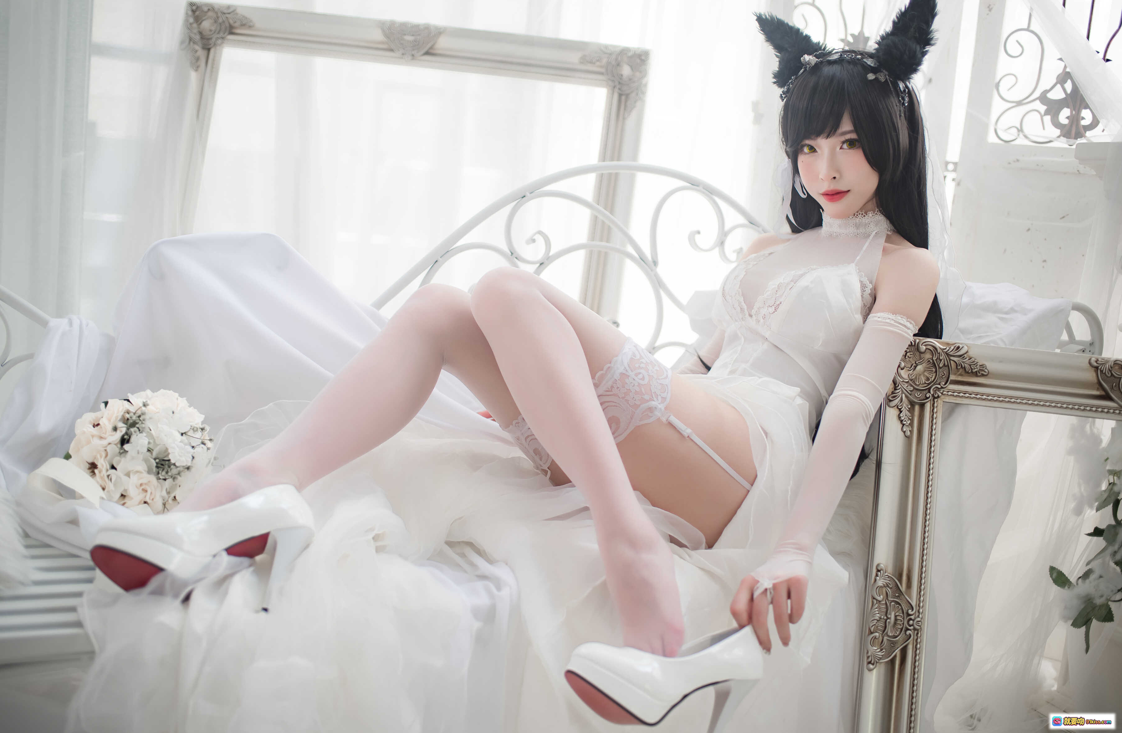 图片[3] - 清水由乃爱宕婚纱Cosplay写真 | 白色蕾丝长裙+黑兔耳头饰+透明丝袜+高跟鞋 | 优雅甜美室内拍摄 - 就要吻