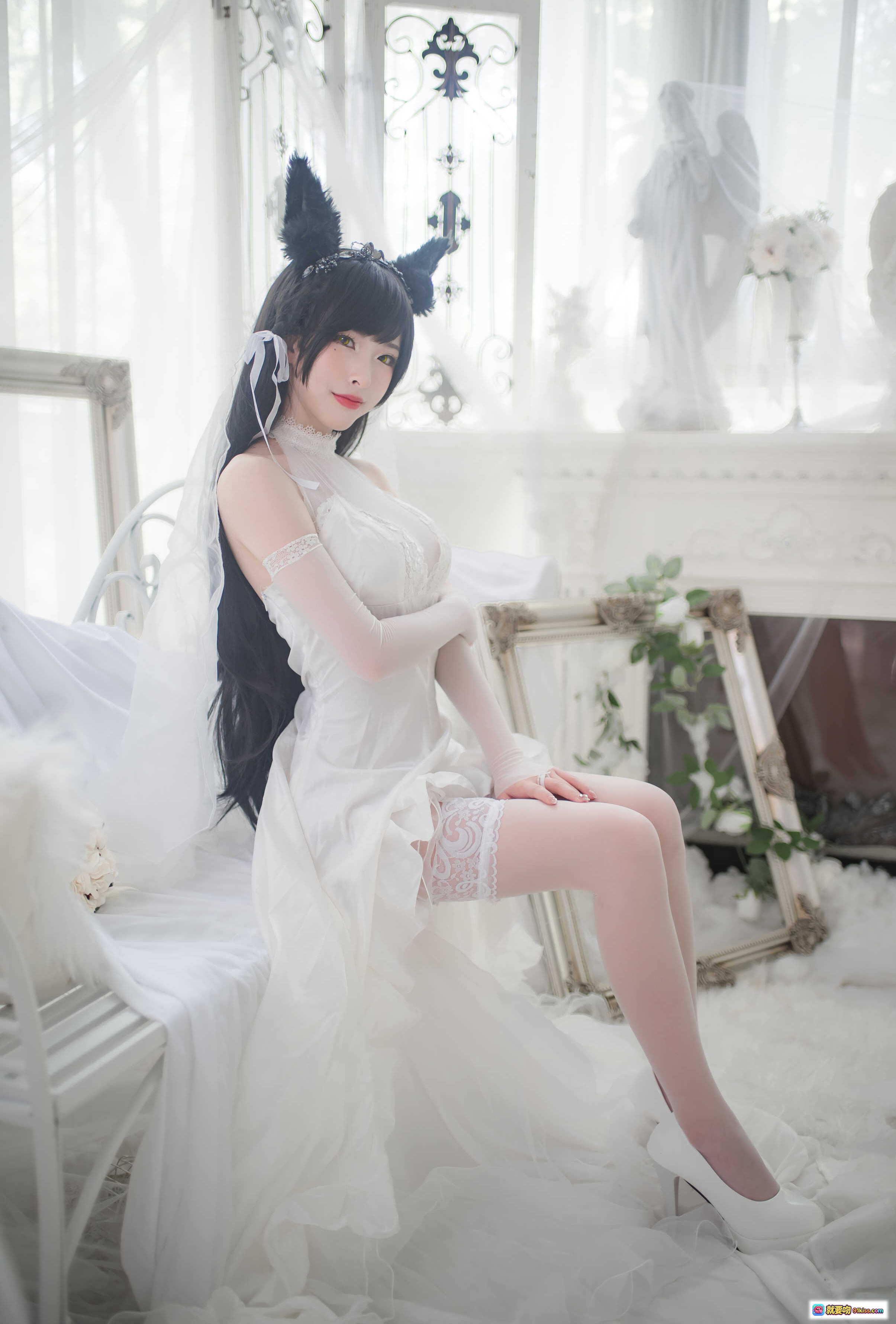 清水由乃爱宕婚纱Cosplay写真 | 白色蕾丝长裙+黑兔耳头饰+透明丝袜+高跟鞋 | 优雅甜美室内拍摄 - 就要吻
