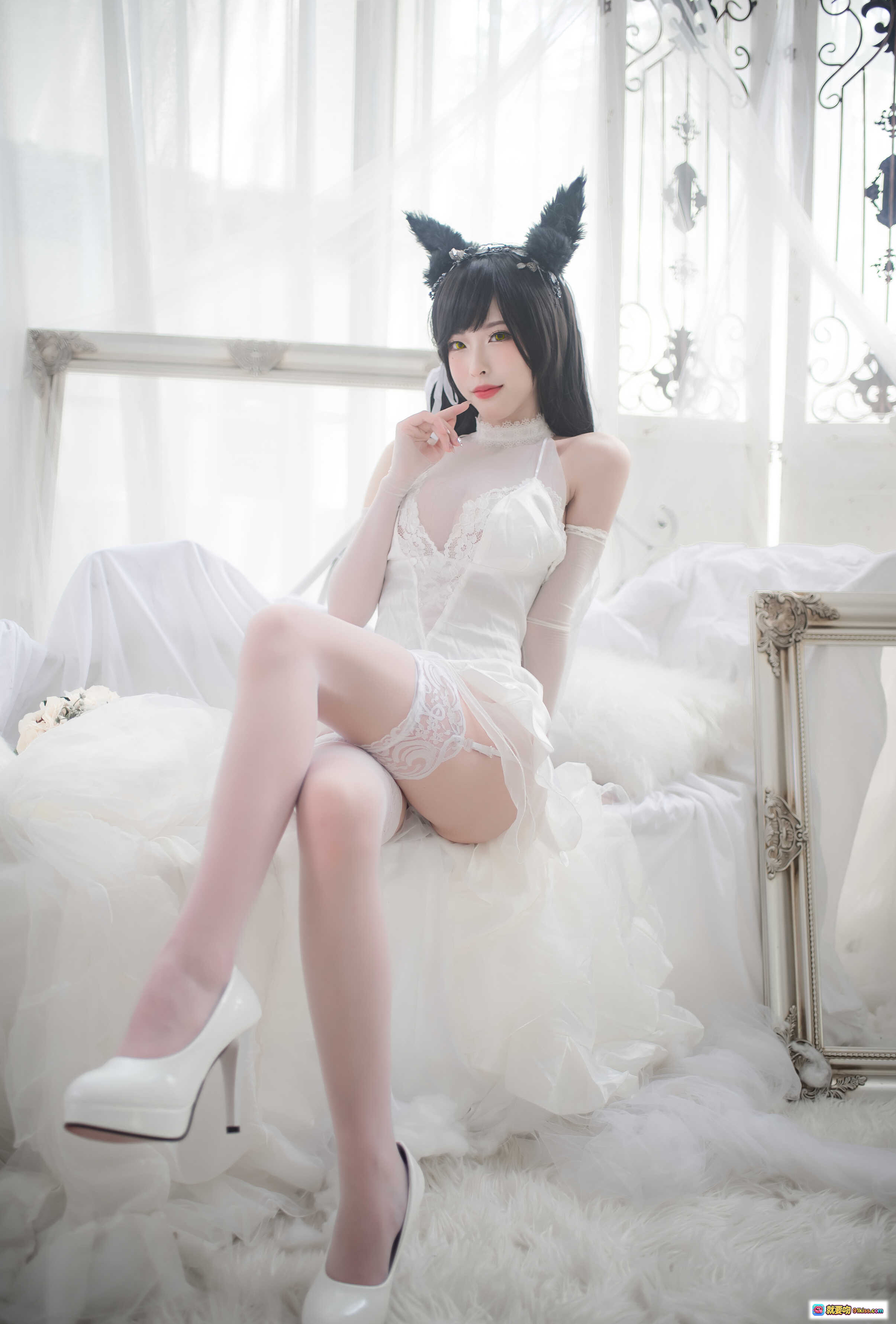图片[5] - 清水由乃爱宕婚纱Cosplay写真 | 白色蕾丝长裙+黑兔耳头饰+透明丝袜+高跟鞋 | 优雅甜美室内拍摄 - 就要吻