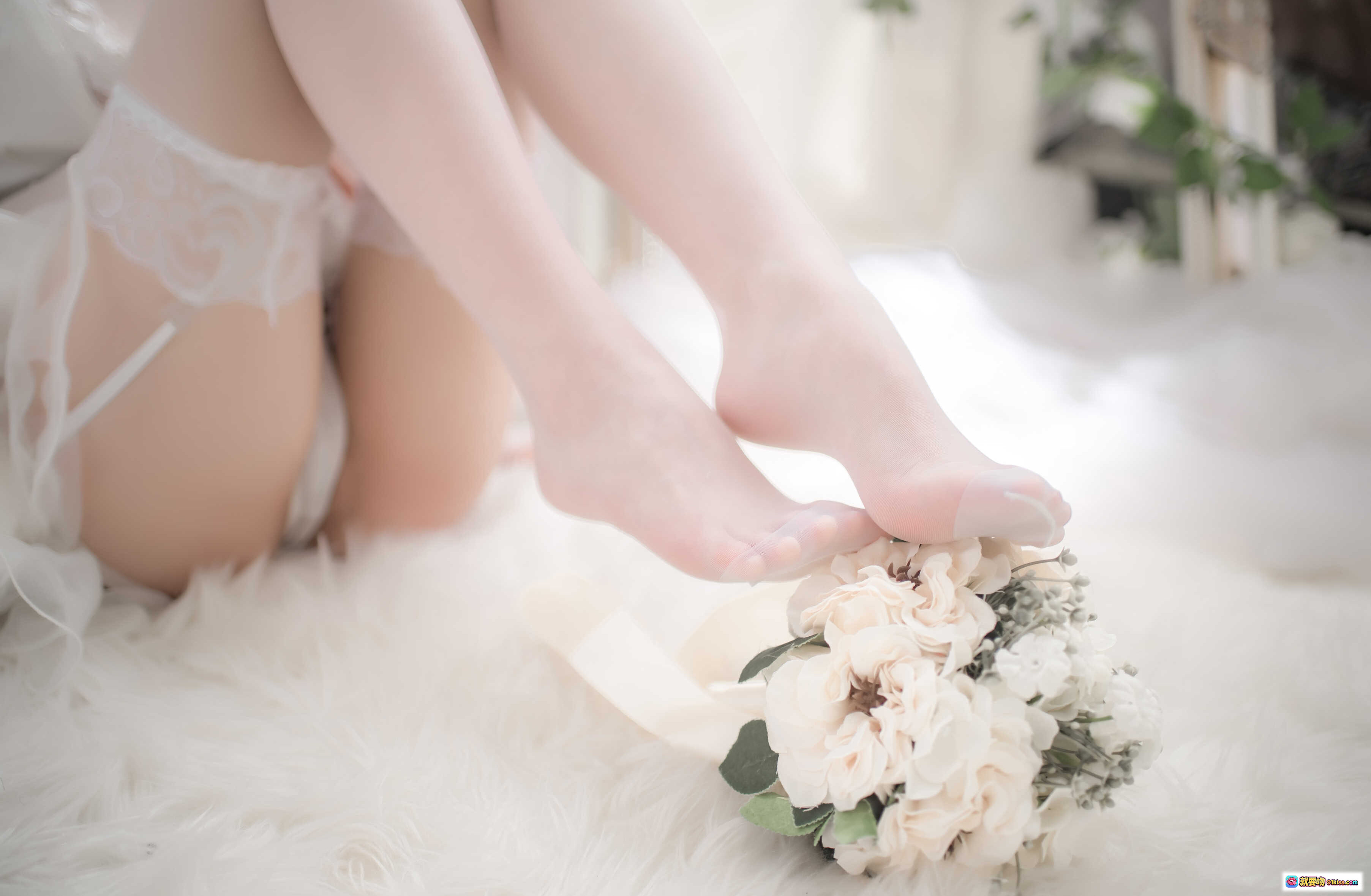 图片[6] - 清水由乃爱宕婚纱Cosplay写真 | 白色蕾丝长裙+黑兔耳头饰+透明丝袜+高跟鞋 | 优雅甜美室内拍摄 - 就要吻