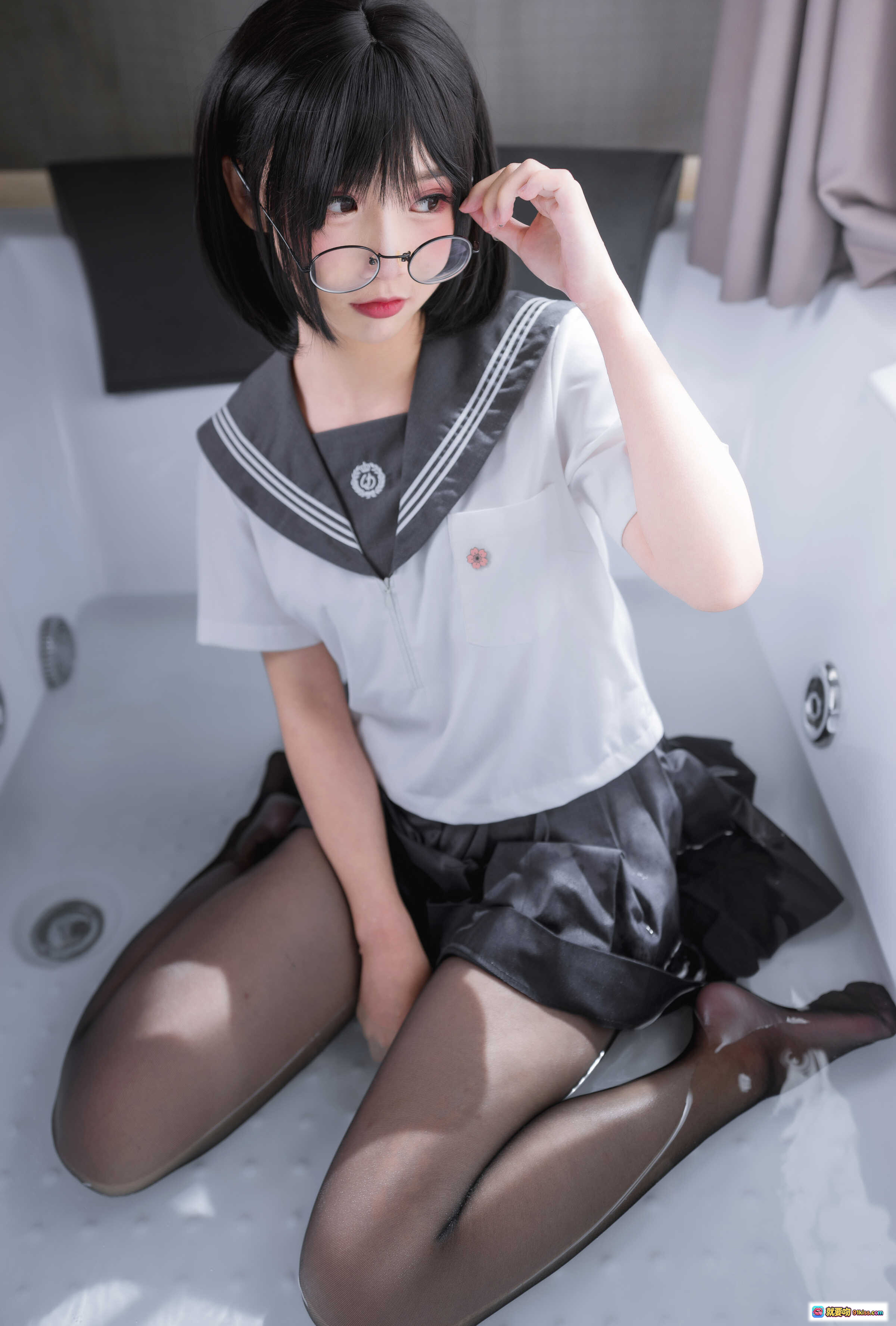 面饼仙儿NO.016脑内少女黑丝JK制服写真 25P高清美图 学院风眼镜少女浴室私拍 - 就要吻