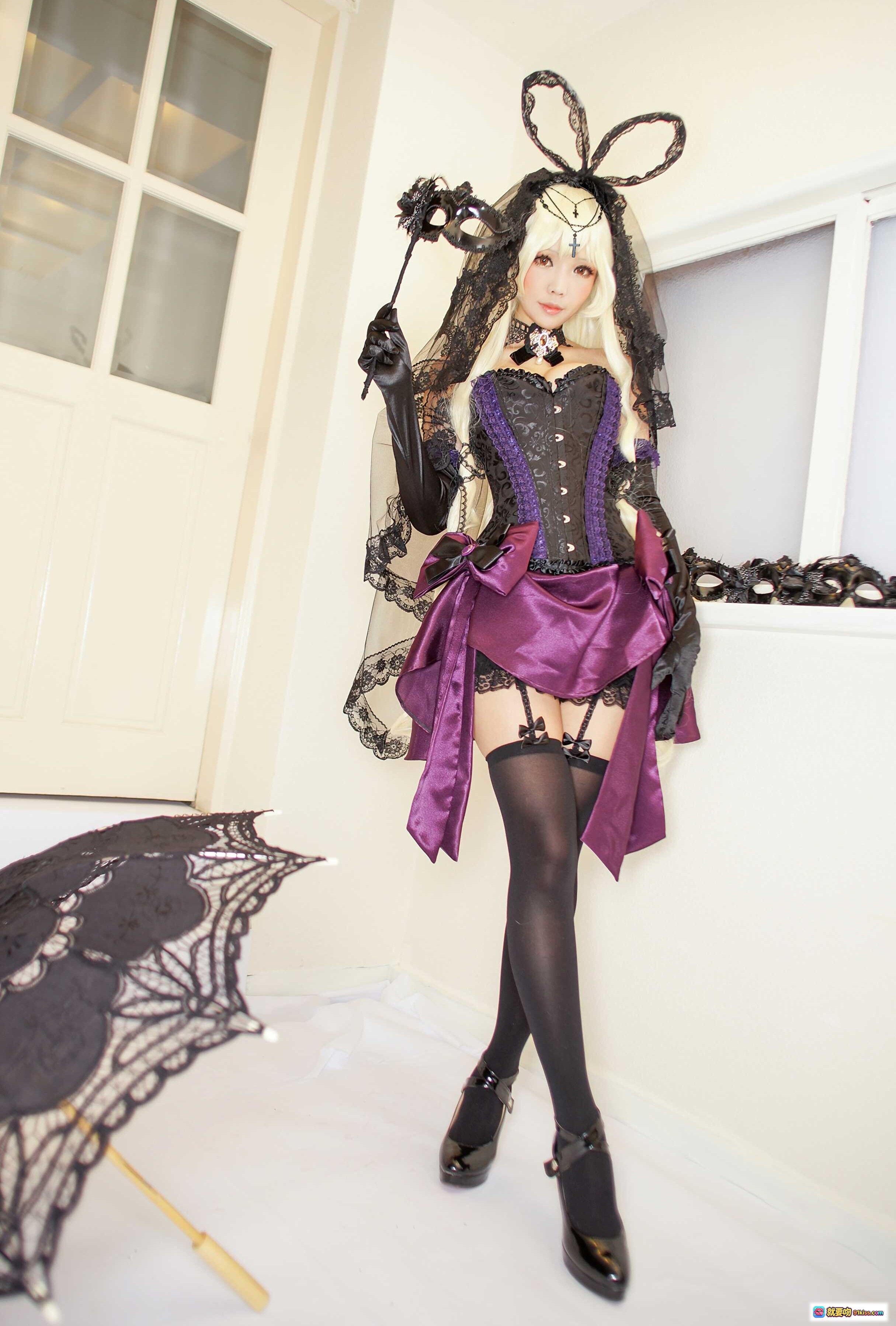 图片[2] - ElyEE子NO.031 黑紫哥特兔女郎cosplay 金发十字架头饰 花海红幕写真 精致蕾丝束腰造型 - 就要吻