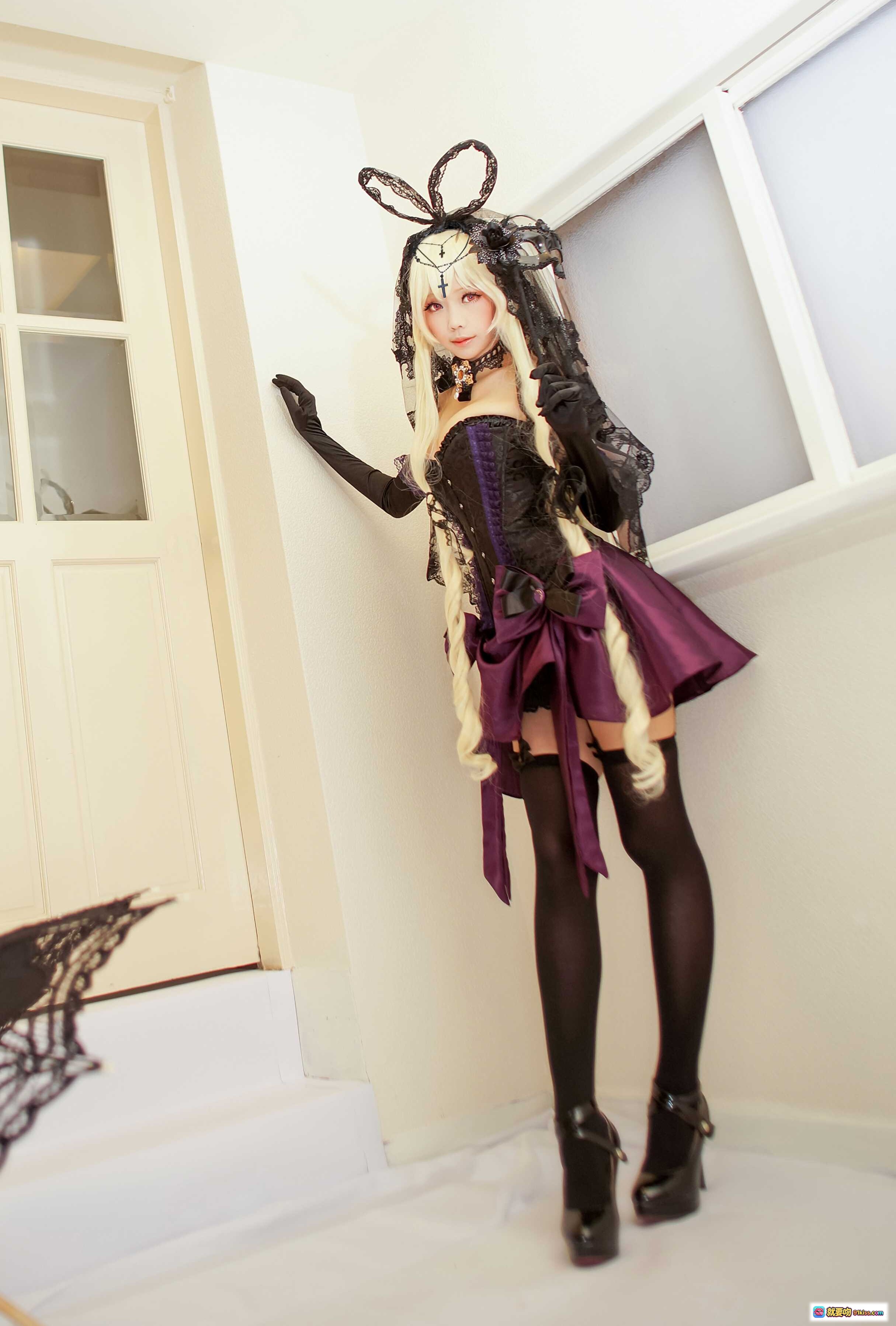 图片[6] - ElyEE子NO.031 黑紫哥特兔女郎cosplay 金发十字架头饰 花海红幕写真 精致蕾丝束腰造型 - 就要吻