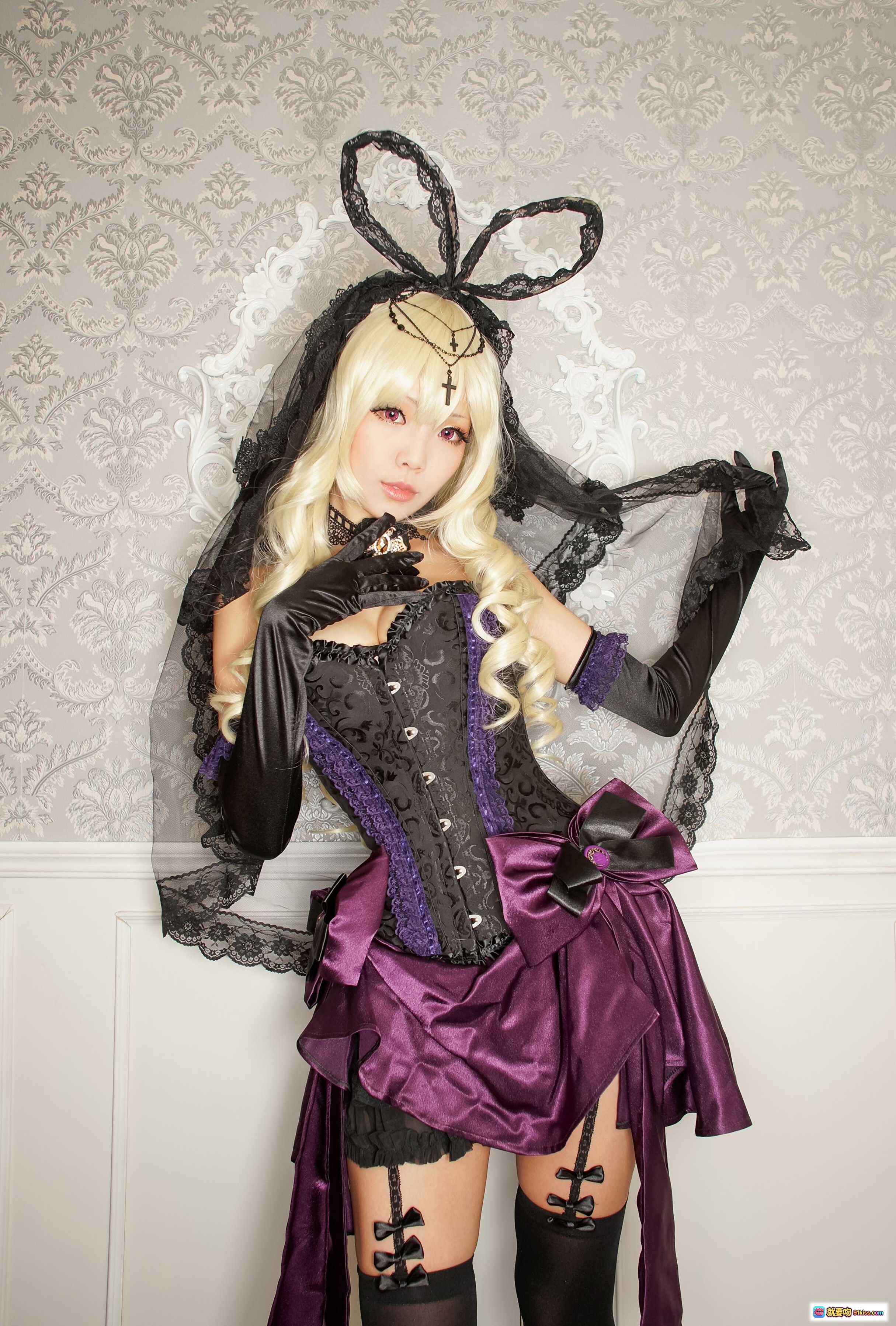 图片[3] - ElyEE子NO.031 黑紫哥特兔女郎cosplay 金发十字架头饰 花海红幕写真 精致蕾丝束腰造型 - 就要吻