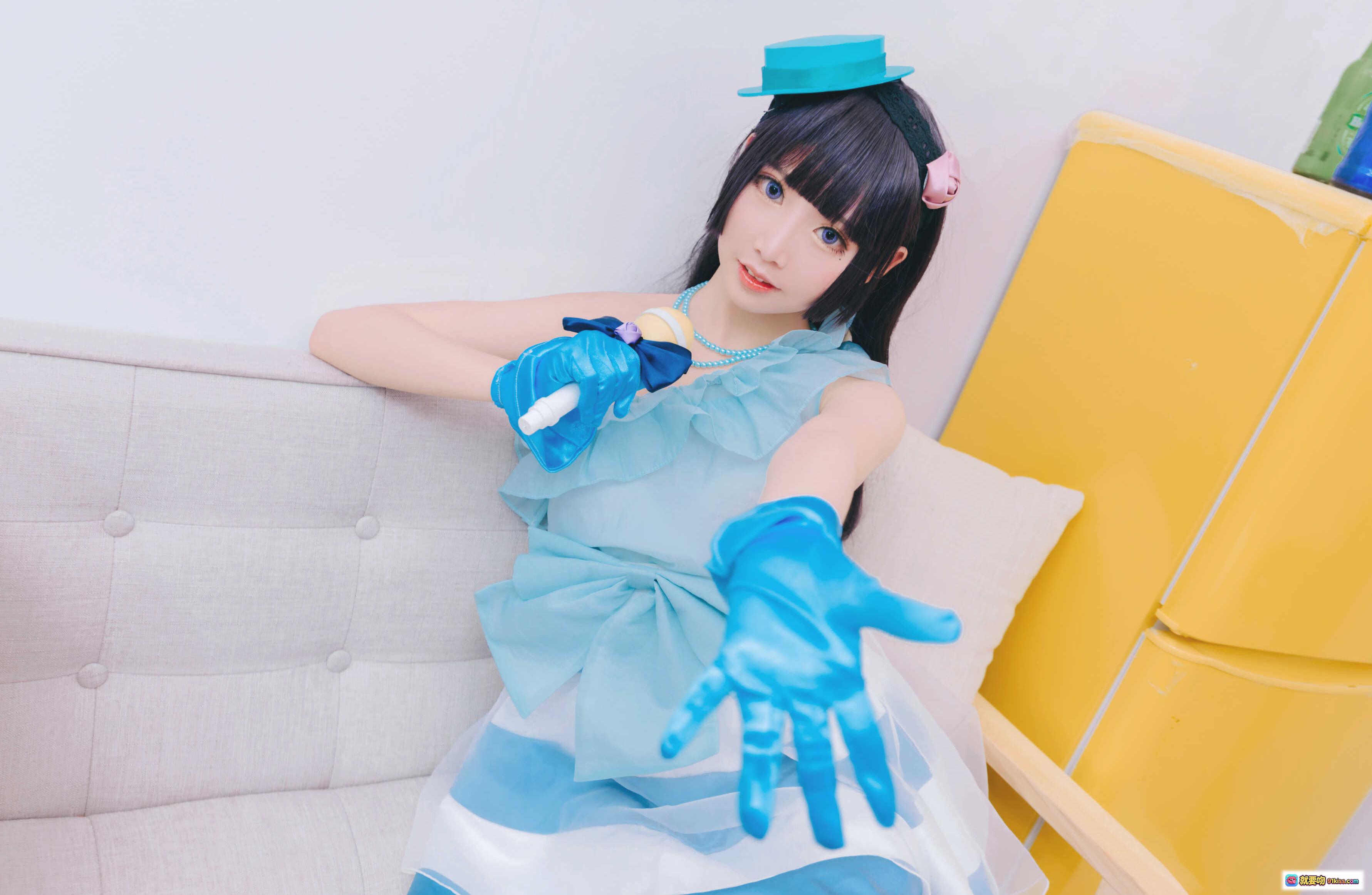 图片[4] - 面饼仙儿NO.026黑猫打歌服Cosplay写真｜蓝裙少女坐沙发橙子抱枕清新日系风 - 就要吻