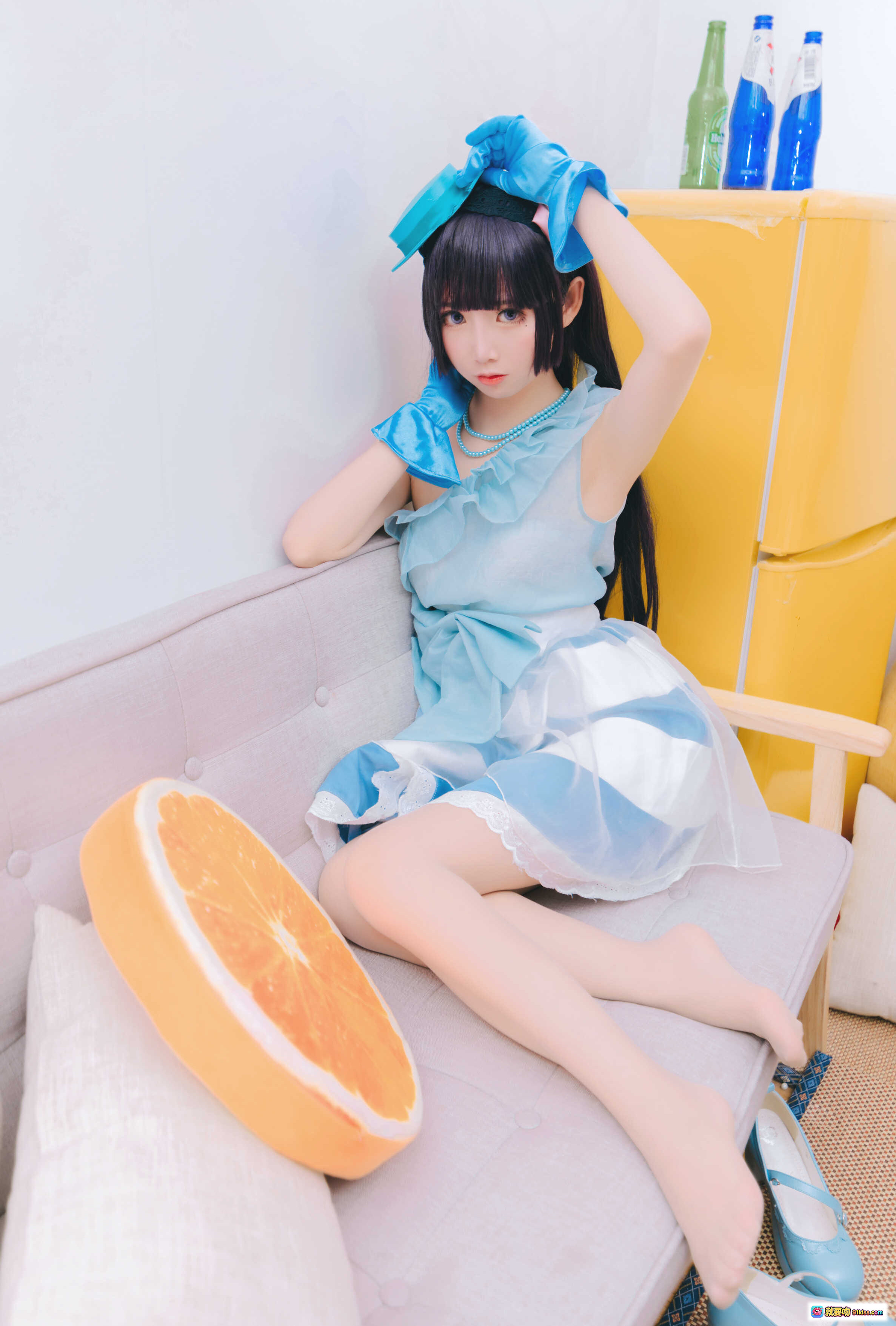 图片[2] - 面饼仙儿NO.026黑猫打歌服Cosplay写真｜蓝裙少女坐沙发橙子抱枕清新日系风 - 就要吻