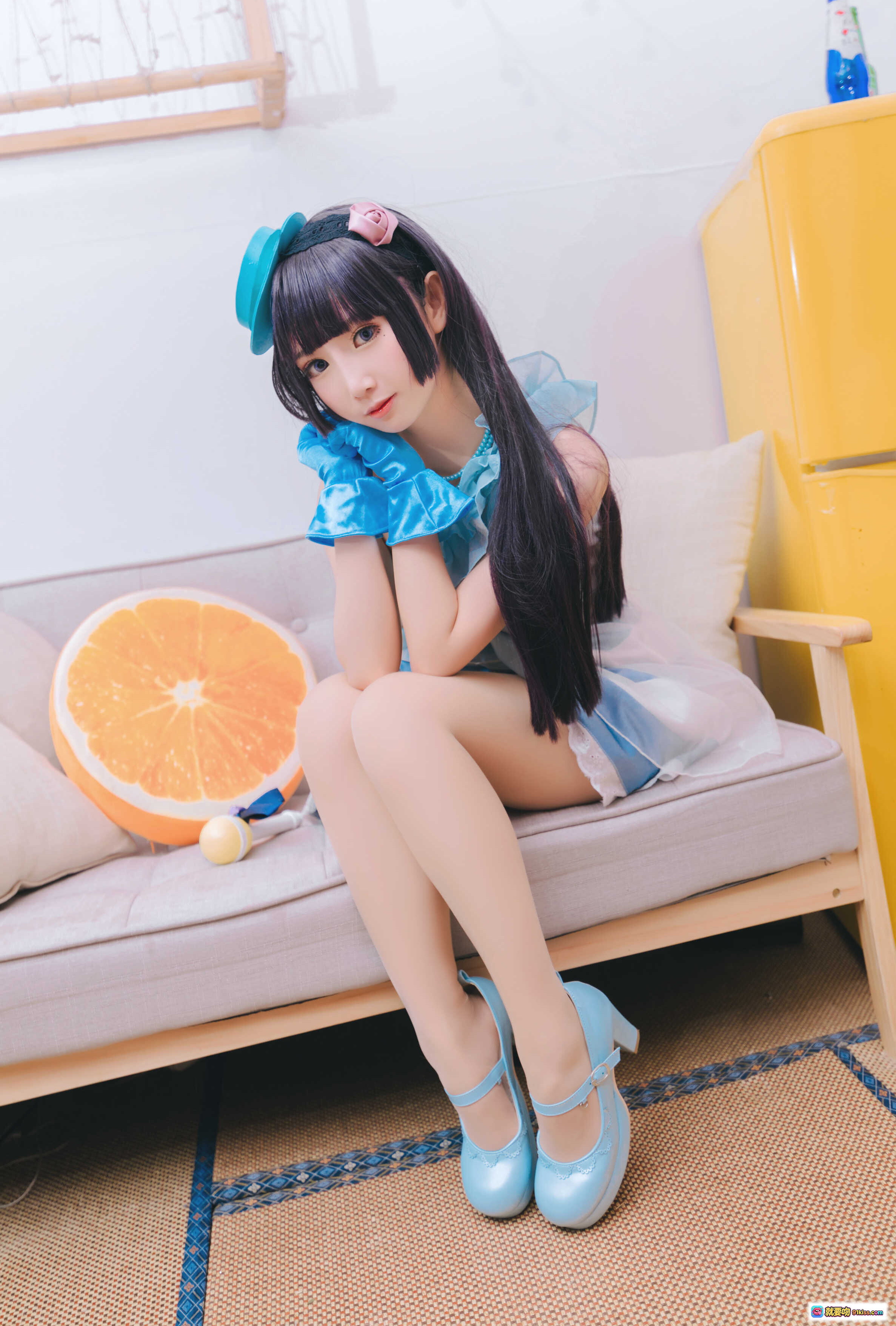 面饼仙儿NO.026黑猫打歌服Cosplay写真｜蓝裙少女坐沙发橙子抱枕清新日系风 - 就要吻