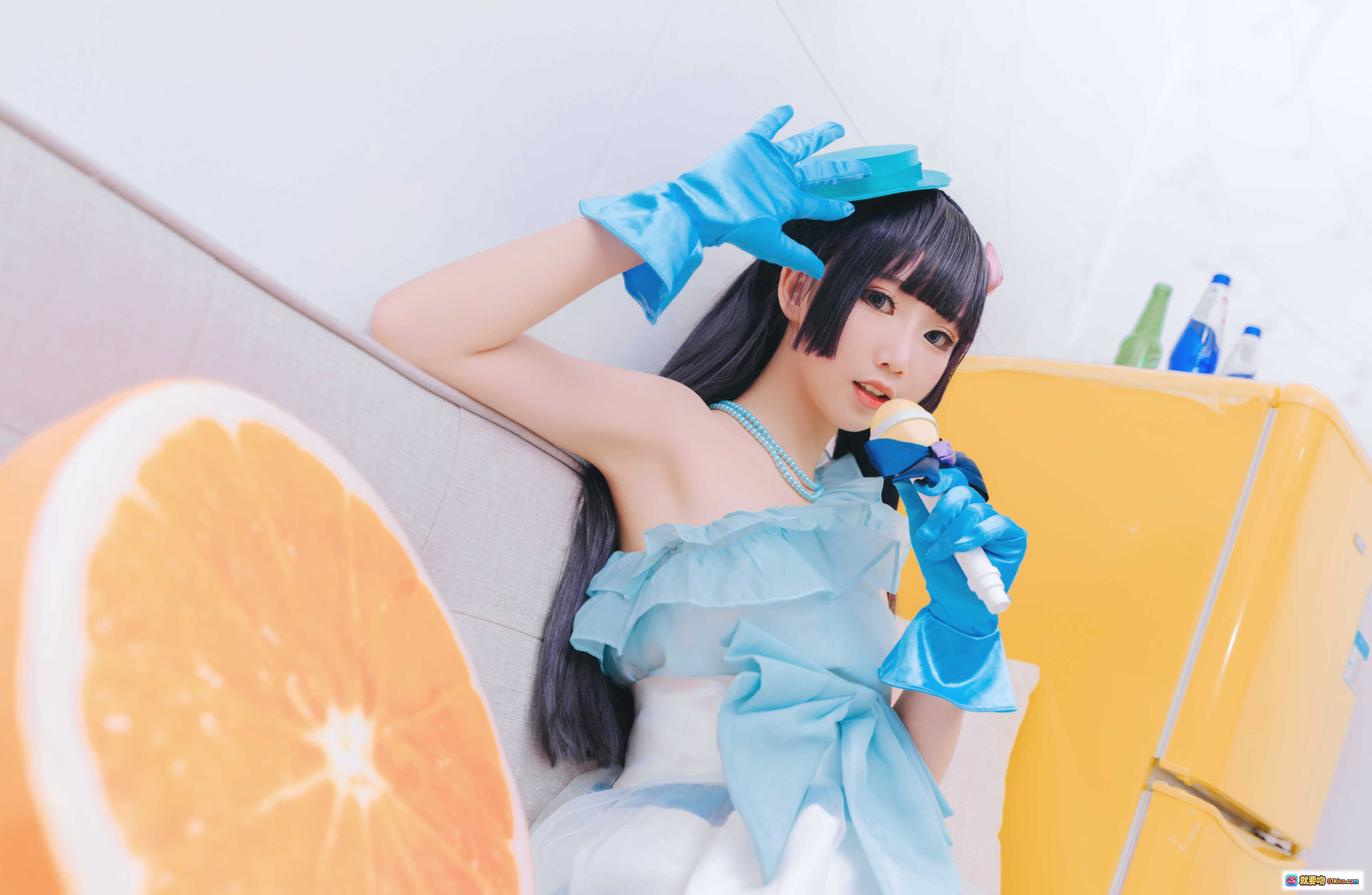 图片[3] - 面饼仙儿NO.026黑猫打歌服Cosplay写真｜蓝裙少女坐沙发橙子抱枕清新日系风 - 就要吻