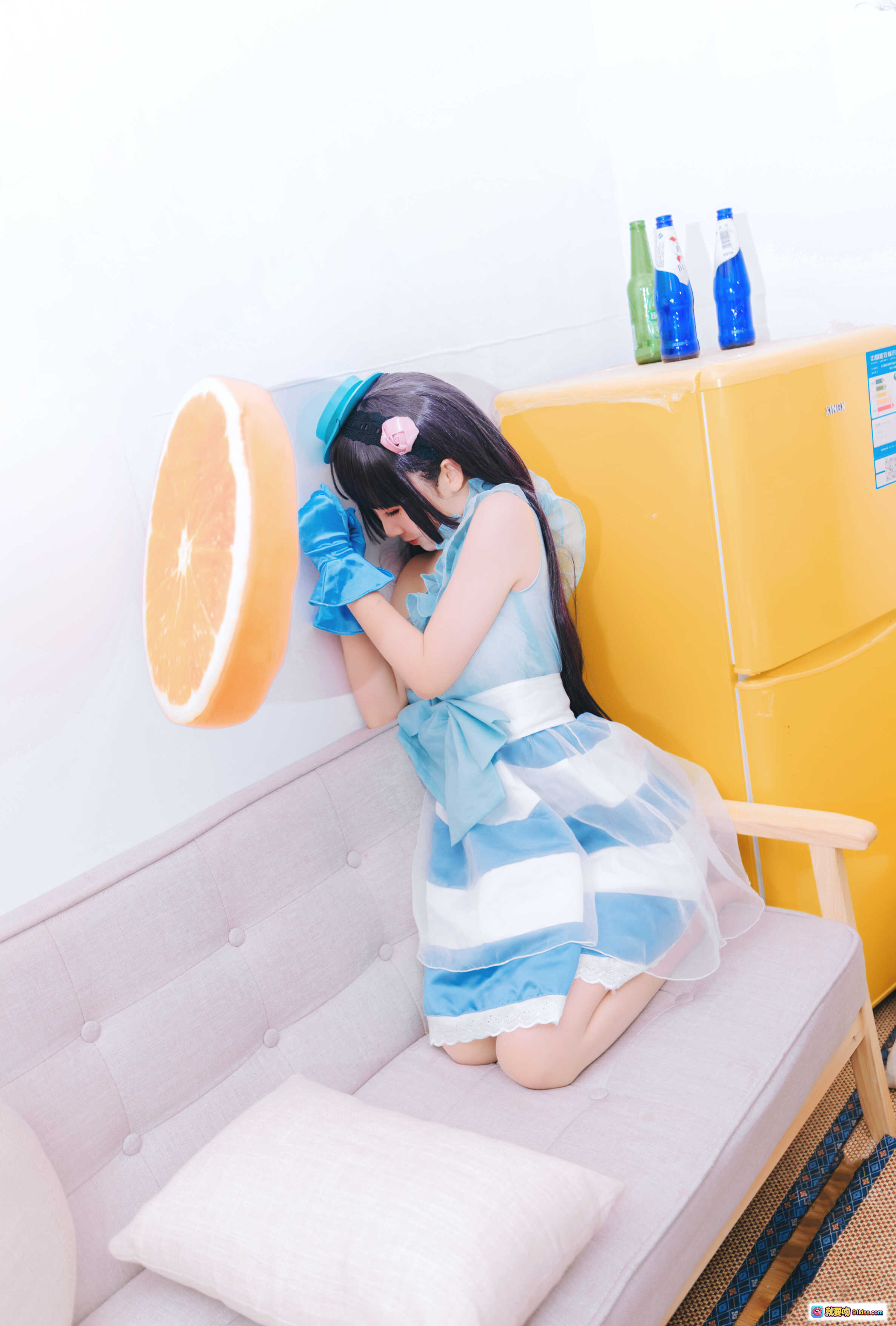 图片[6] - 面饼仙儿NO.026黑猫打歌服Cosplay写真｜蓝裙少女坐沙发橙子抱枕清新日系风 - 就要吻