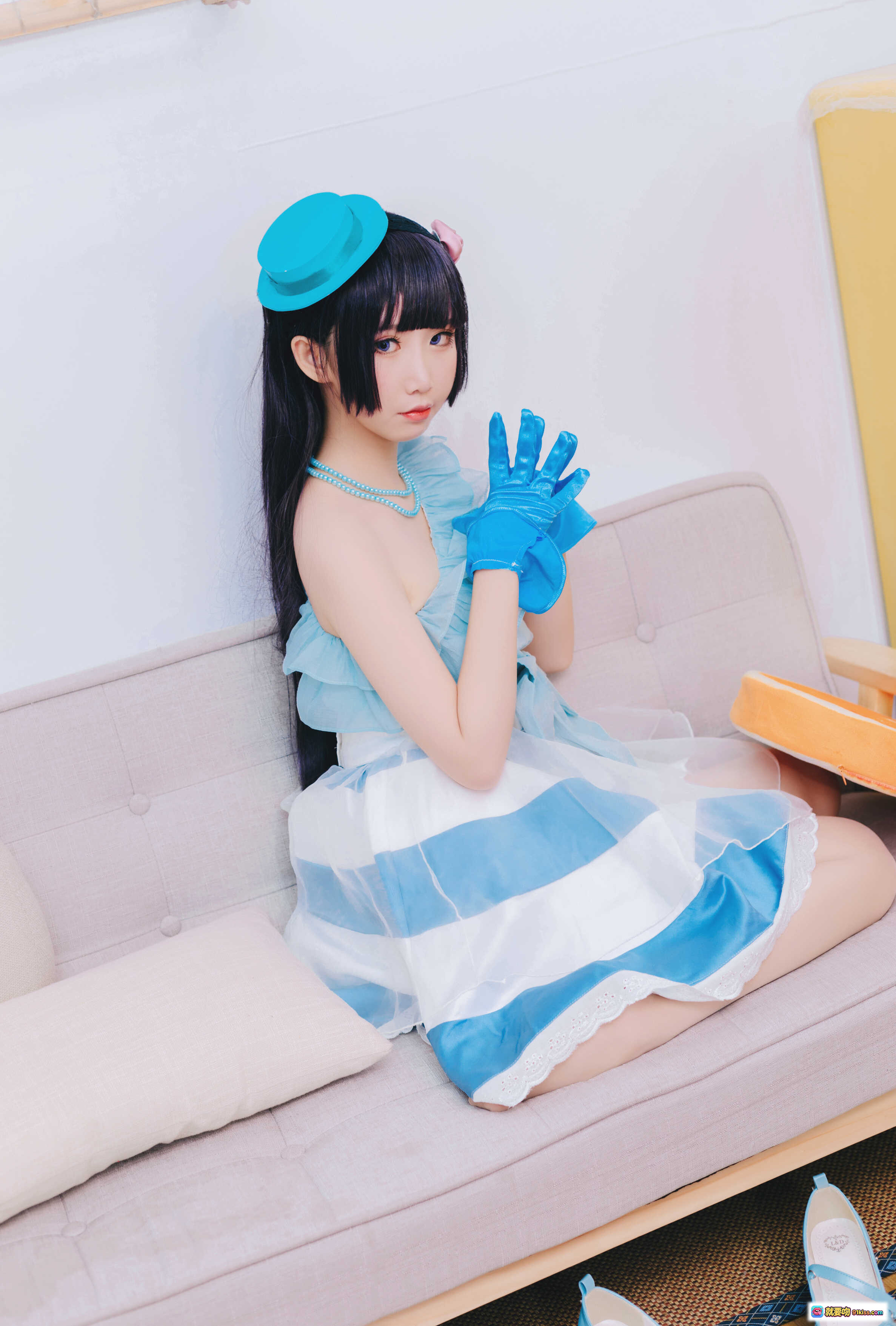 图片[7] - 面饼仙儿NO.026黑猫打歌服Cosplay写真｜蓝裙少女坐沙发橙子抱枕清新日系风 - 就要吻