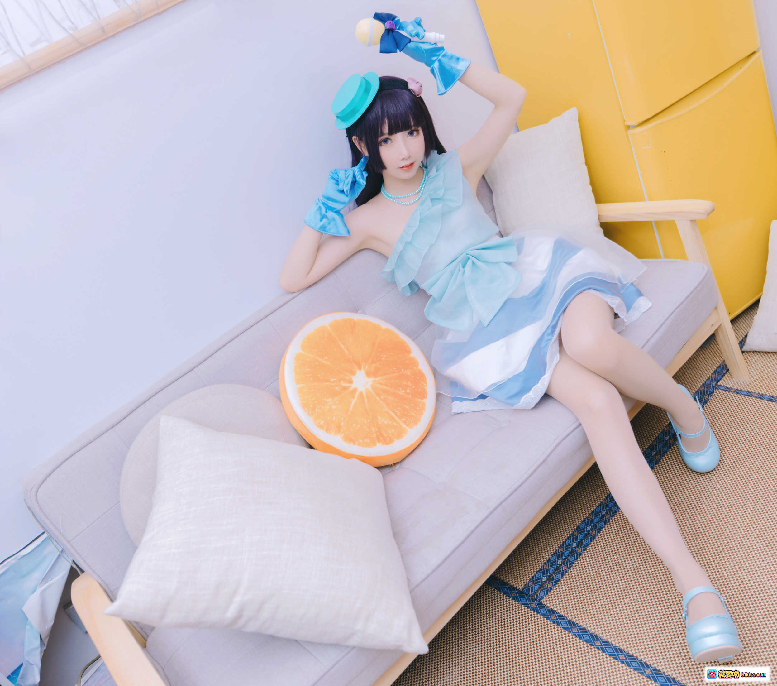 图片[9] - 面饼仙儿NO.026黑猫打歌服Cosplay写真｜蓝裙少女坐沙发橙子抱枕清新日系风 - 就要吻
