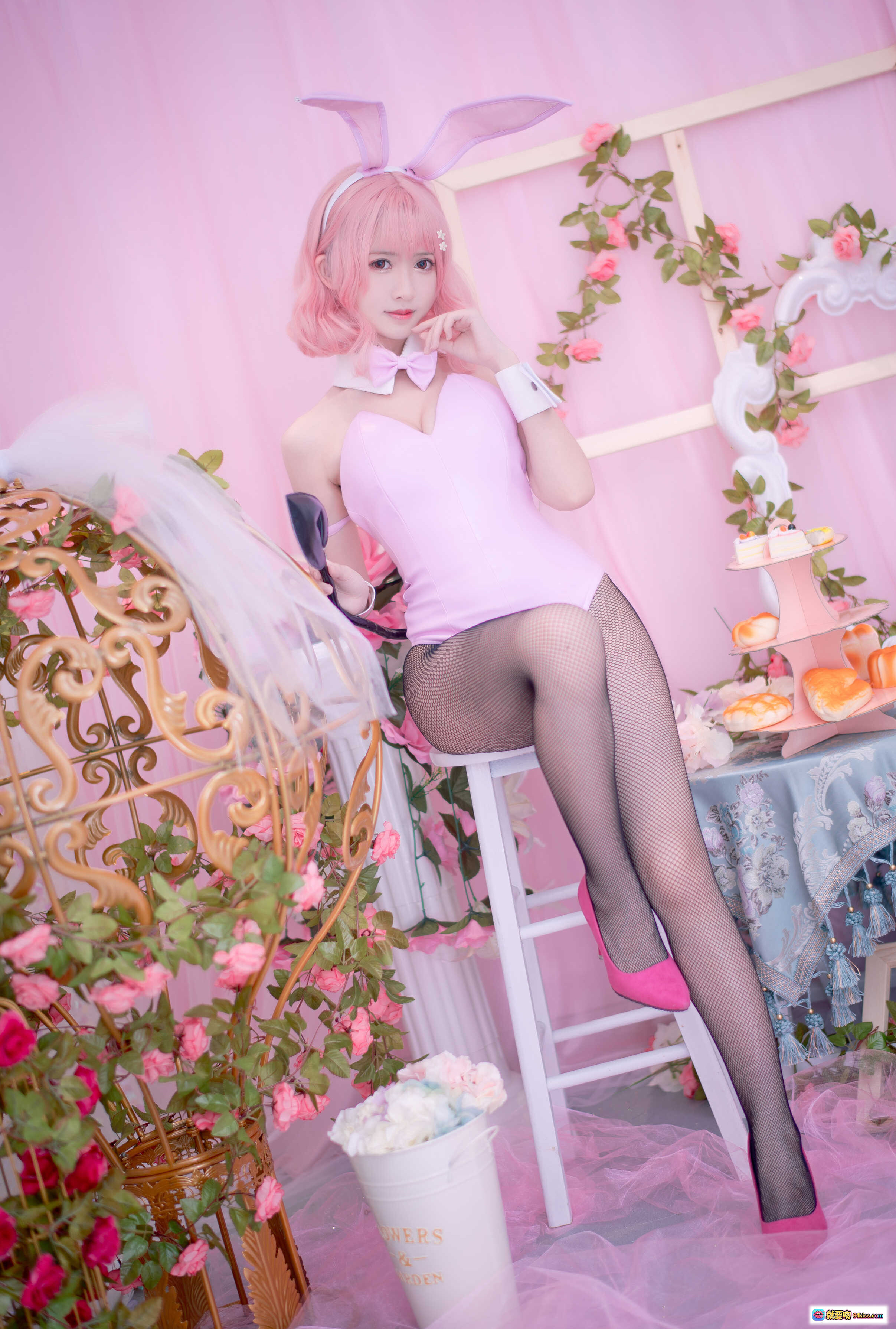 图片[10] - 鳗鱼霏儿NO.087粉色兔女郎写真｜黑丝美腿高跟鞋｜玫瑰花环甜酷风｜少女系梦幻布景｜14P高清图集 - 就要吻