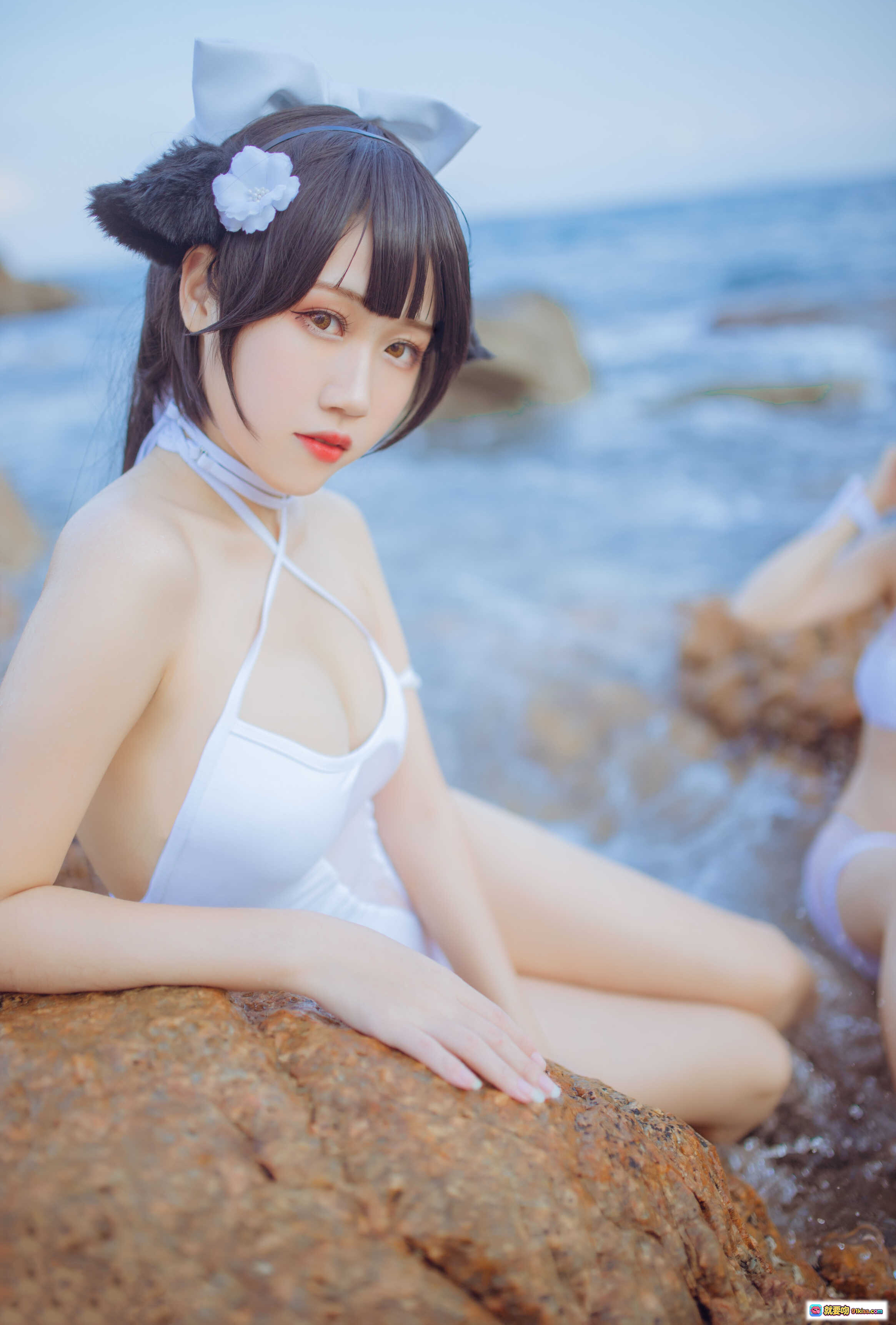 图片[9] - 不呆猫×抖娘 獒犬海边泳装写真 42P高清美图 白色比基尼猫耳少女 海滩岩石背景 二次元COSPLAY性感可爱风 - 就要吻