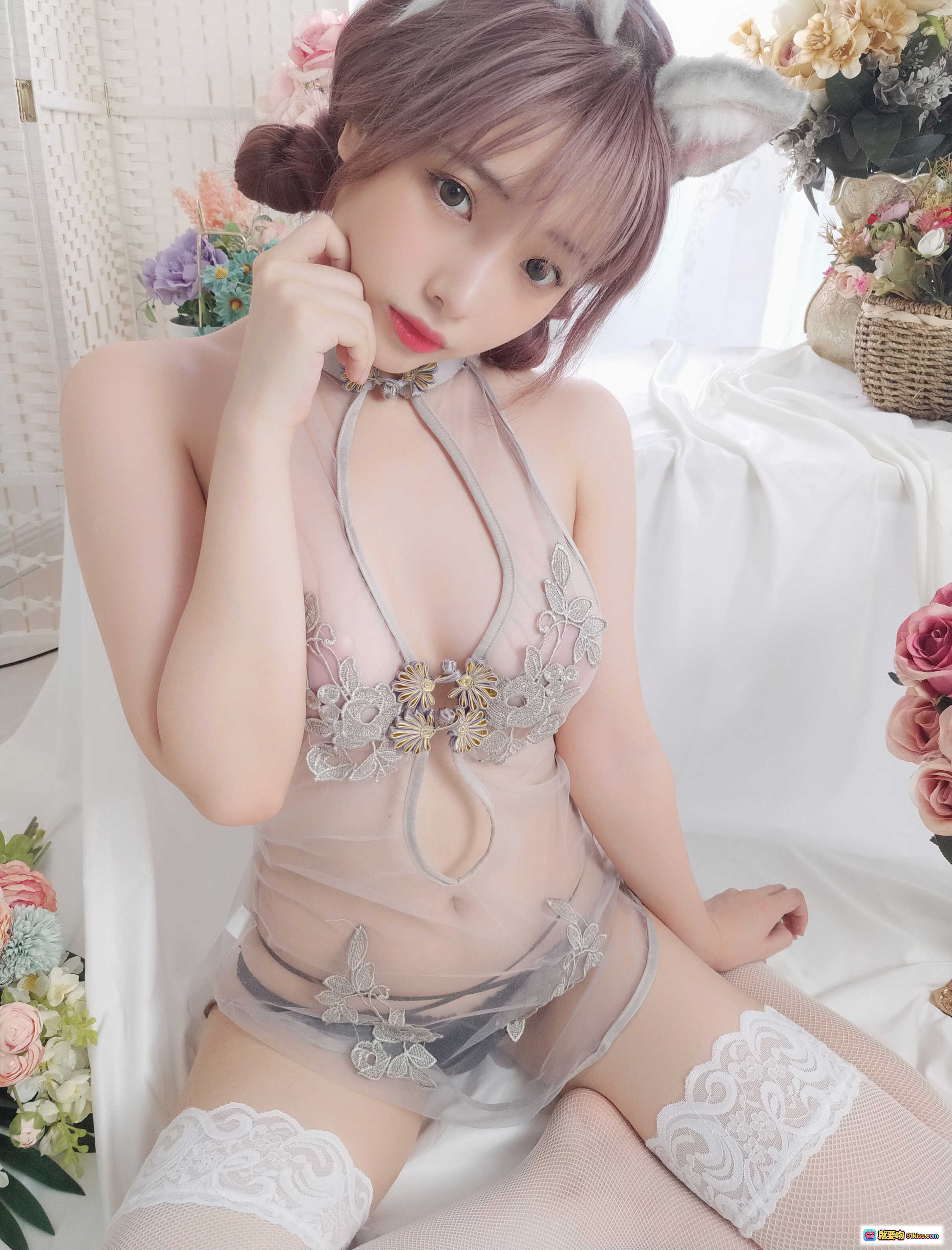 图片[6] - 雯妹不讲道理NO.053八月旗袍写真｜粉发猫耳少女蕾丝内衣白丝美腿花海私房摄影 - 就要吻