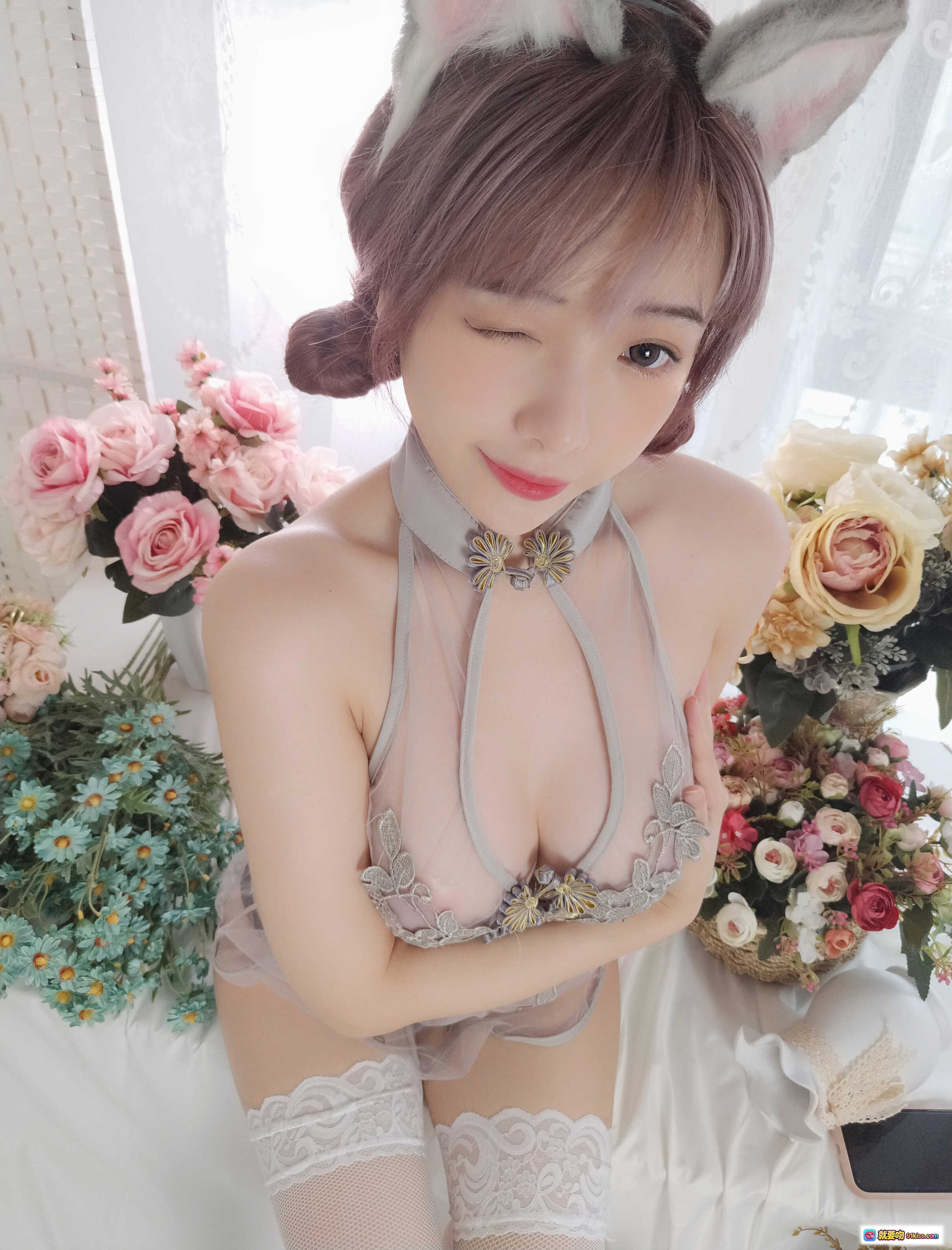 图片[4] - 雯妹不讲道理NO.053八月旗袍写真｜粉发猫耳少女蕾丝内衣白丝美腿花海私房摄影 - 就要吻