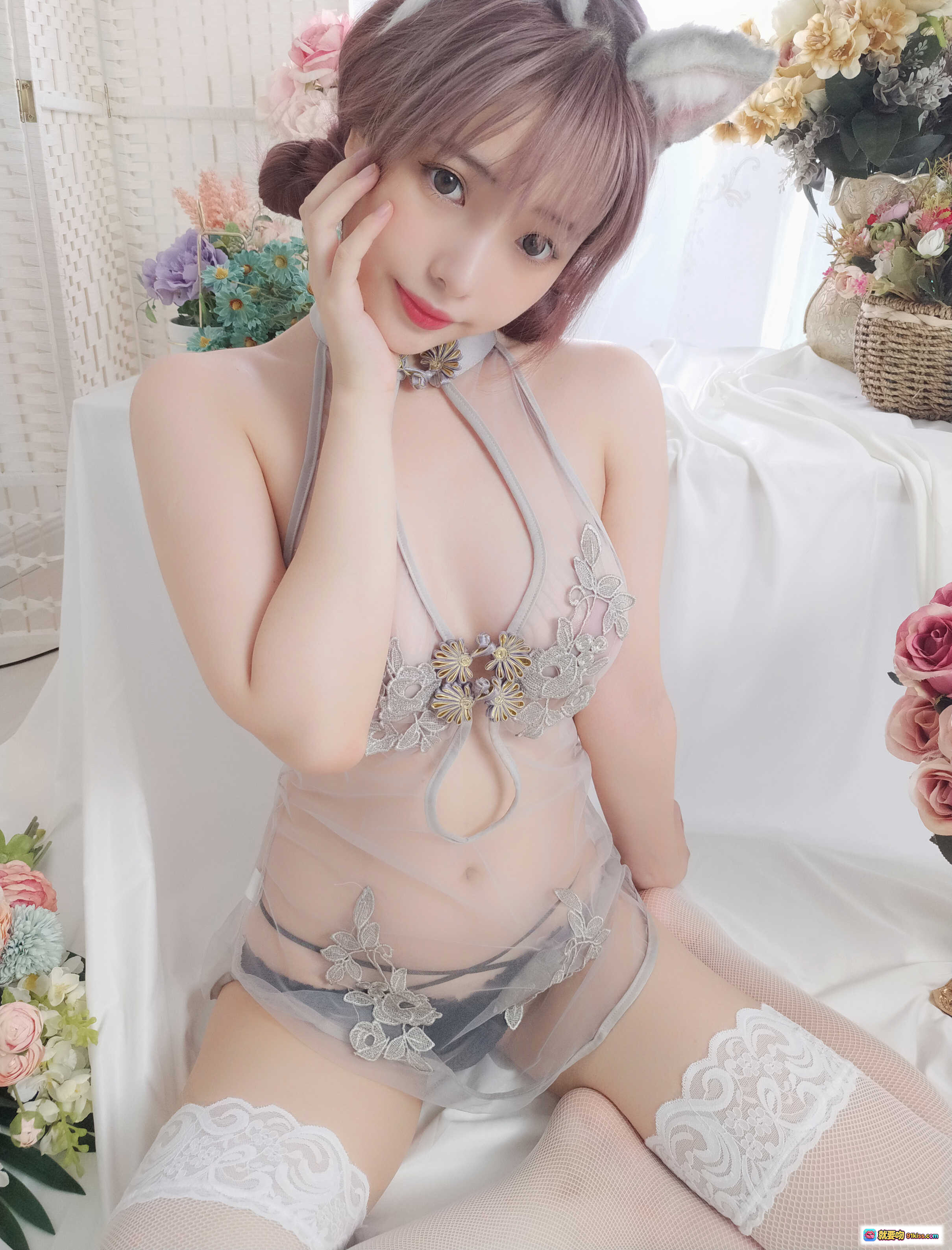 图片[7] - 雯妹不讲道理NO.053八月旗袍写真｜粉发猫耳少女蕾丝内衣白丝美腿花海私房摄影 - 就要吻