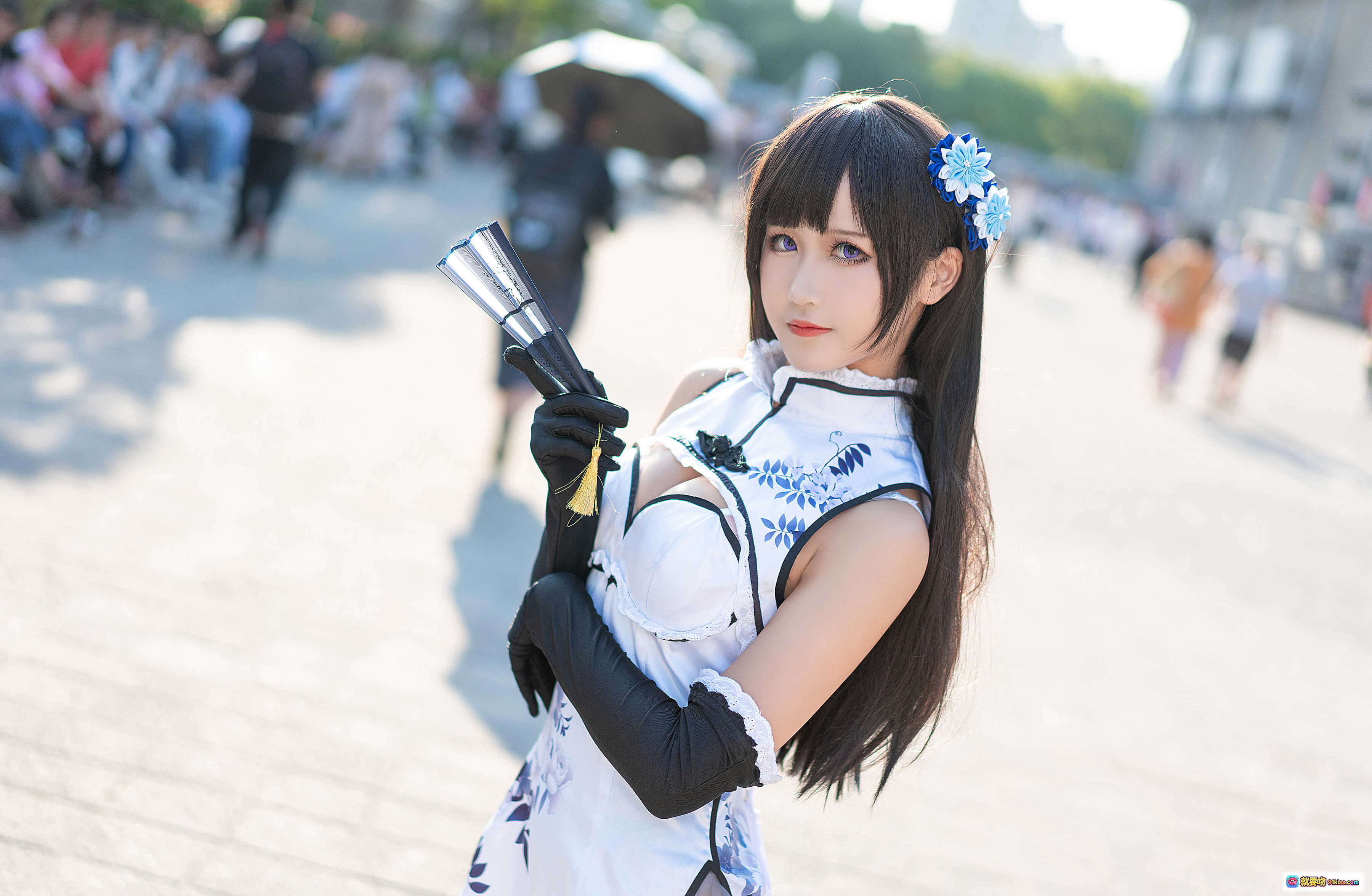 图片[3] - 三度_69 NO.025 瓶儿 Cosplay写真 | 白色旗袍短裙+黑长发+蓝花发饰+白色高跟鞋+户外阳光街拍美图 - 就要吻