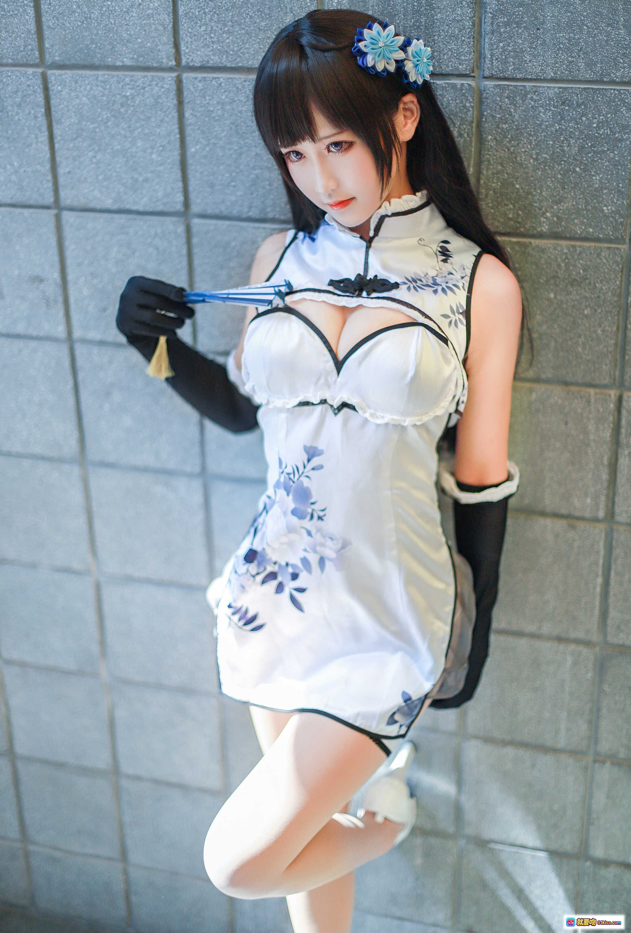 图片[6] - 三度_69 NO.025 瓶儿 Cosplay写真 | 白色旗袍短裙+黑长发+蓝花发饰+白色高跟鞋+户外阳光街拍美图 - 就要吻