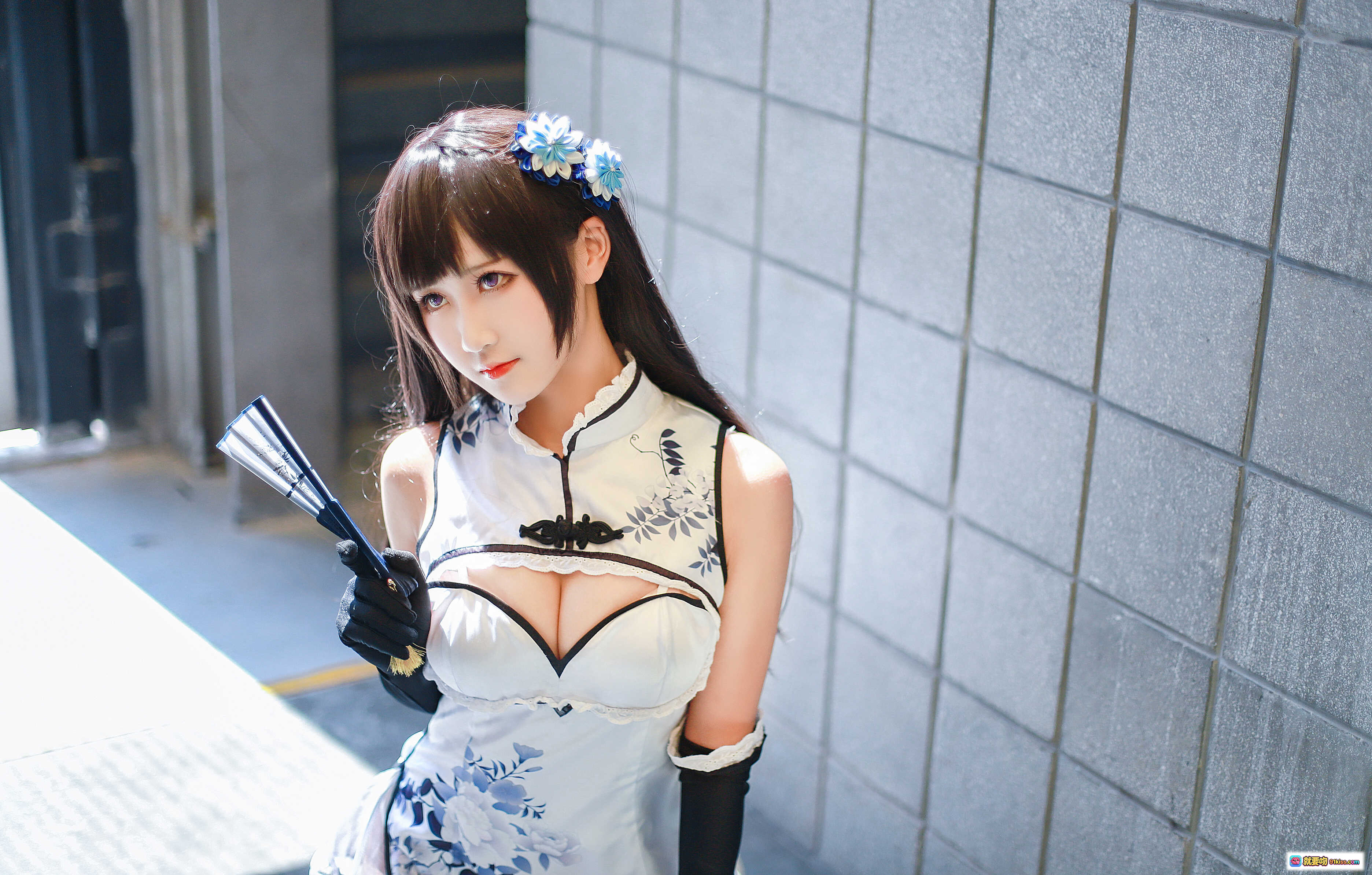 图片[2] - 三度_69 NO.025 瓶儿 Cosplay写真 | 白色旗袍短裙+黑长发+蓝花发饰+白色高跟鞋+户外阳光街拍美图 - 就要吻