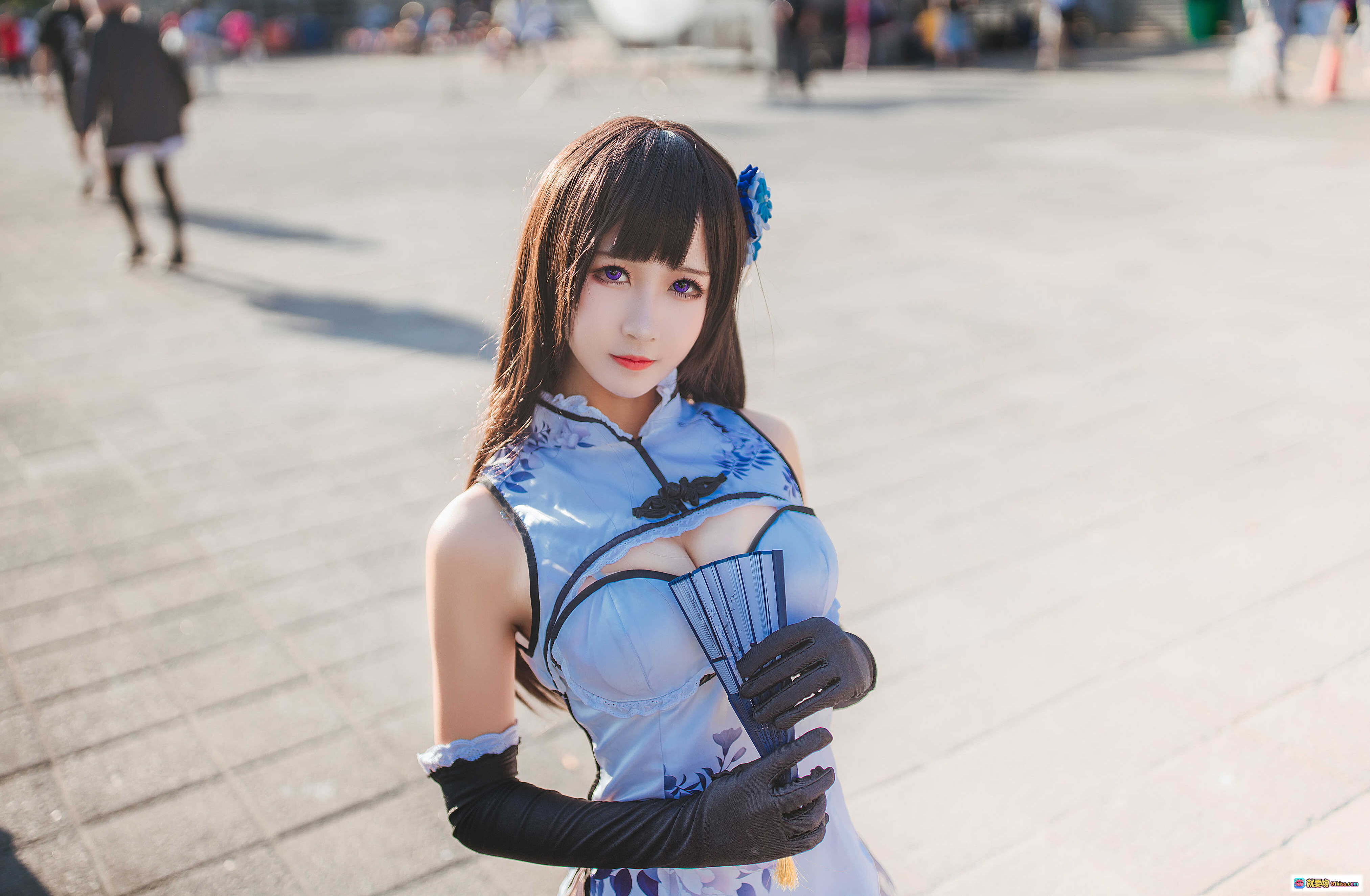 图片[7] - 三度_69 NO.025 瓶儿 Cosplay写真 | 白色旗袍短裙+黑长发+蓝花发饰+白色高跟鞋+户外阳光街拍美图 - 就要吻