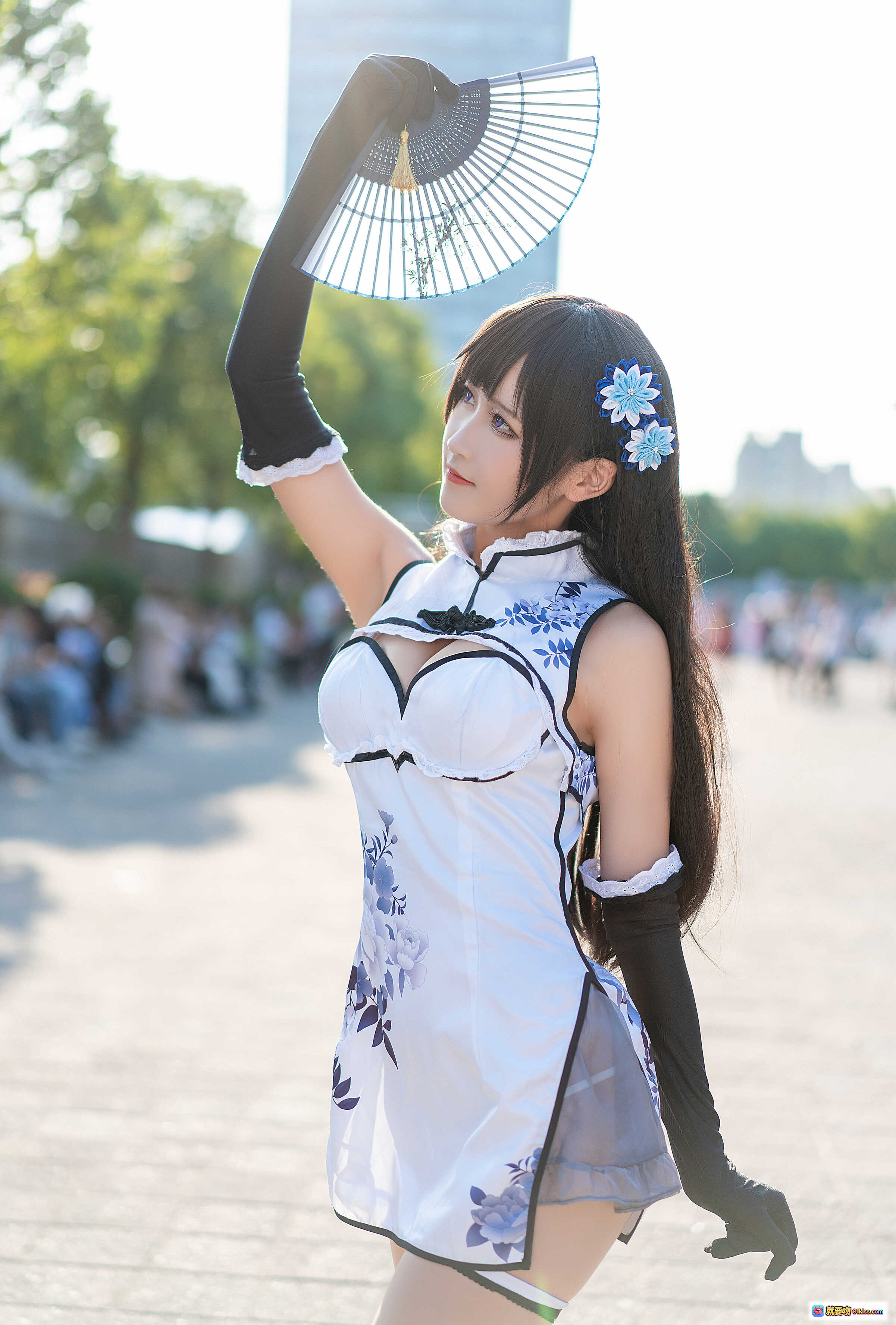 图片[10] - 三度_69 NO.025 瓶儿 Cosplay写真 | 白色旗袍短裙+黑长发+蓝花发饰+白色高跟鞋+户外阳光街拍美图 - 就要吻