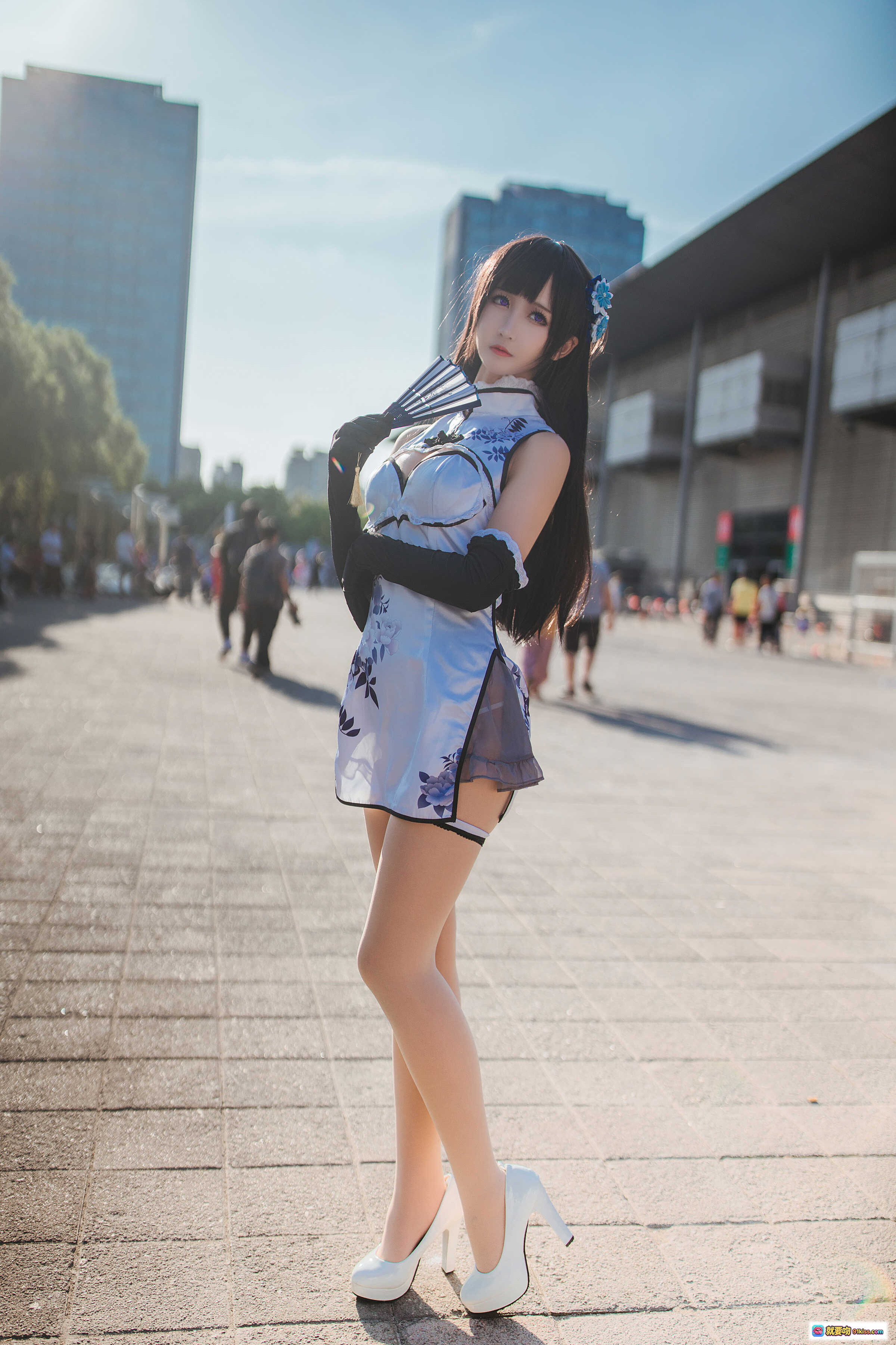图片[1] - 三度_69 NO.025 瓶儿 Cosplay写真 | 白色旗袍短裙+黑长发+蓝花发饰+白色高跟鞋+户外阳光街拍美图 - 就要吻