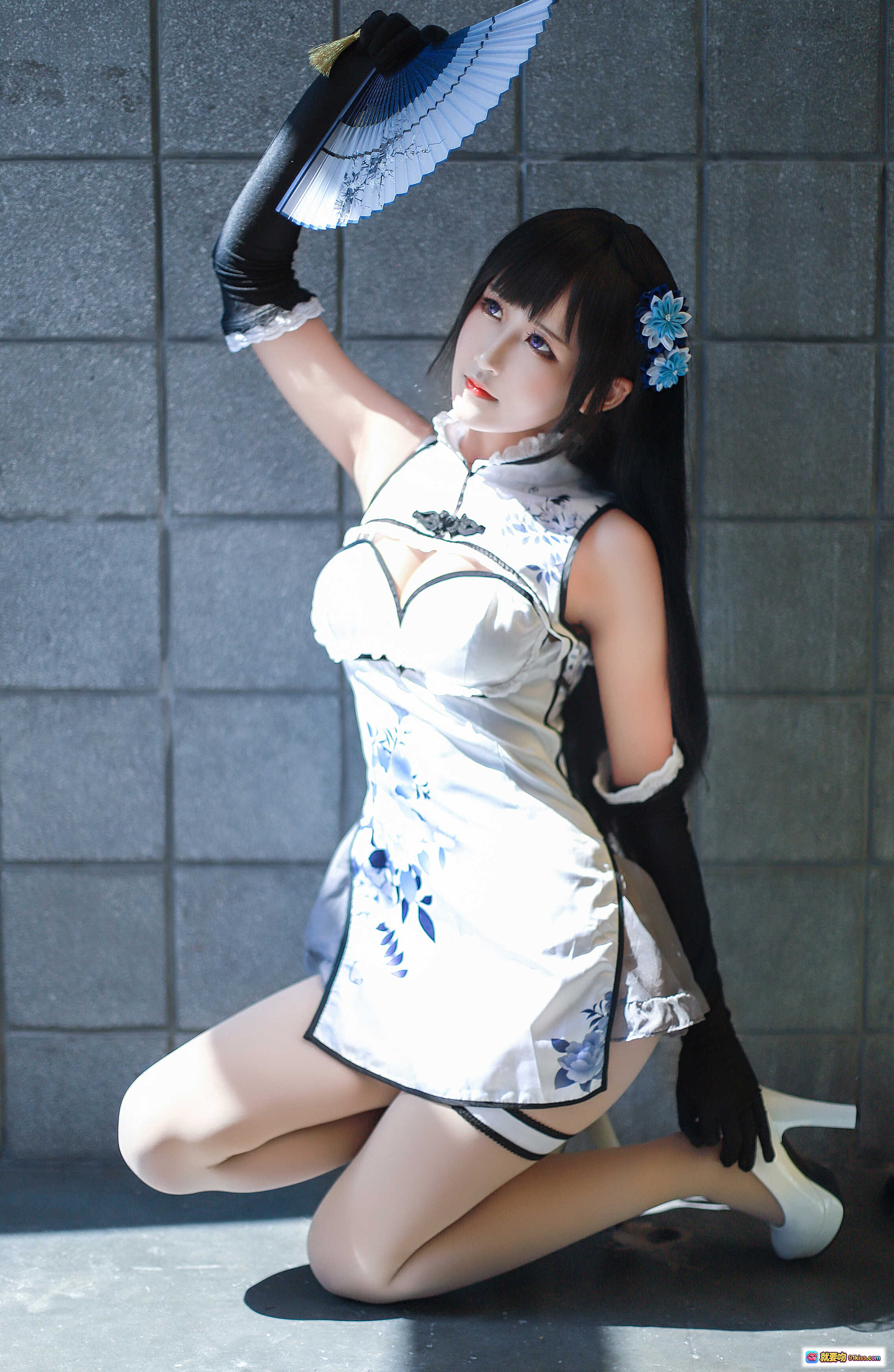 图片[5] - 三度_69 NO.025 瓶儿 Cosplay写真 | 白色旗袍短裙+黑长发+蓝花发饰+白色高跟鞋+户外阳光街拍美图 - 就要吻