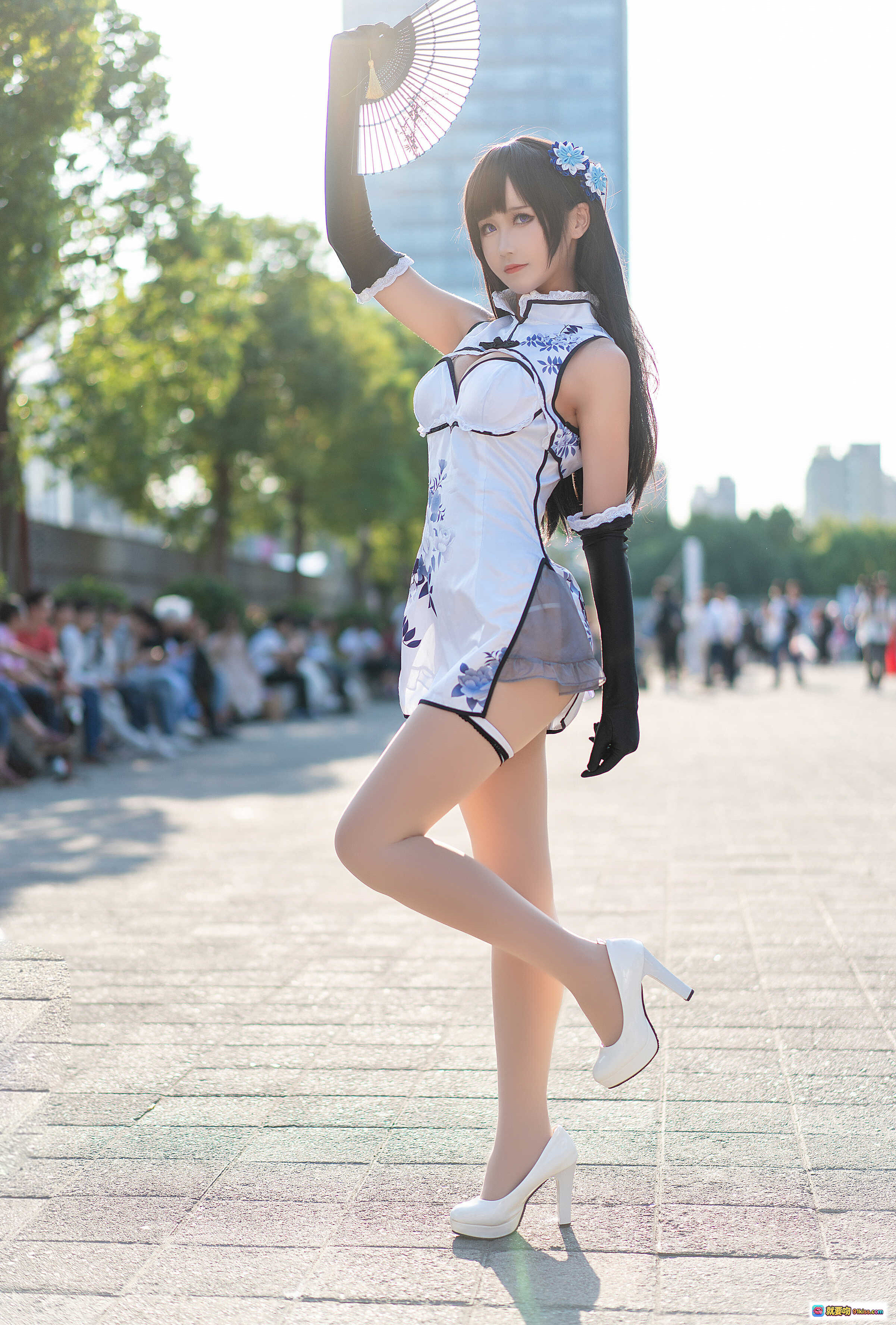 图片[4] - 三度_69 NO.025 瓶儿 Cosplay写真 | 白色旗袍短裙+黑长发+蓝花发饰+白色高跟鞋+户外阳光街拍美图 - 就要吻