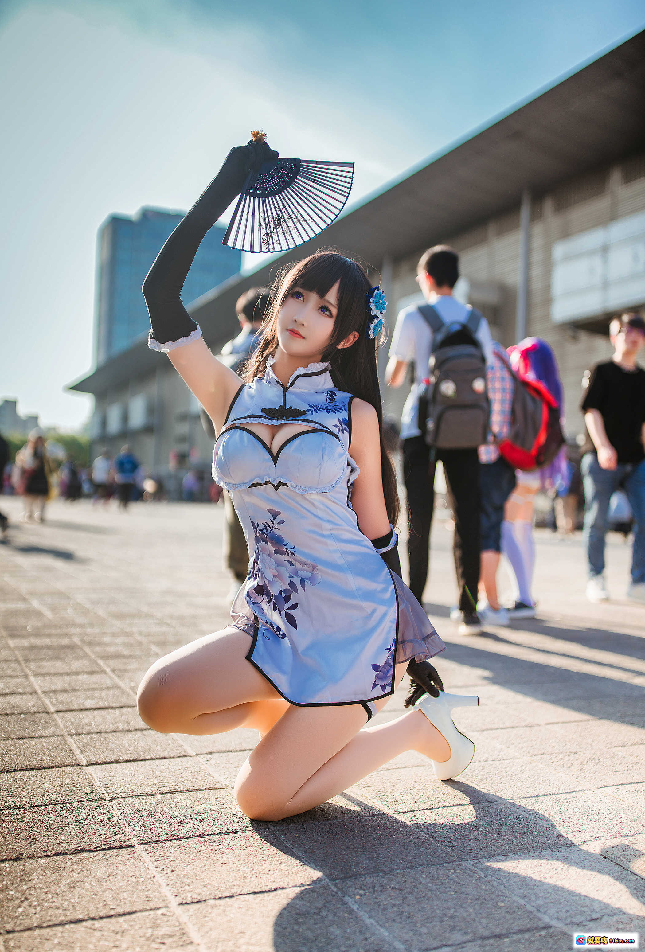 图片[9] - 三度_69 NO.025 瓶儿 Cosplay写真 | 白色旗袍短裙+黑长发+蓝花发饰+白色高跟鞋+户外阳光街拍美图 - 就要吻
