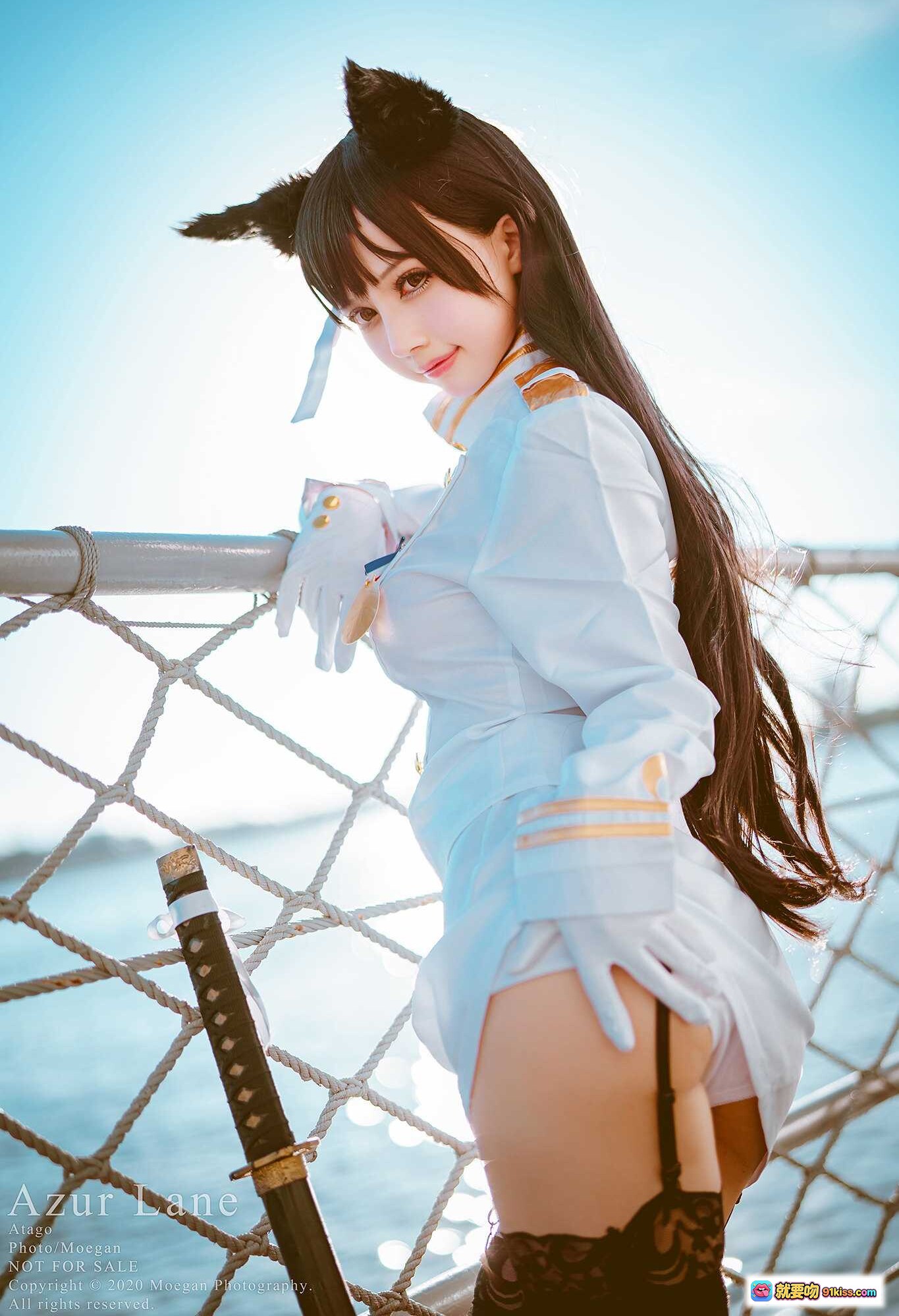 图片[3] - Azur Lane 愛宕 Cosplay 美少女持刀跪姿 白色制服 黑丝蕾丝袜 舰娘角色扮演 户外阳光拍摄 - 就要吻