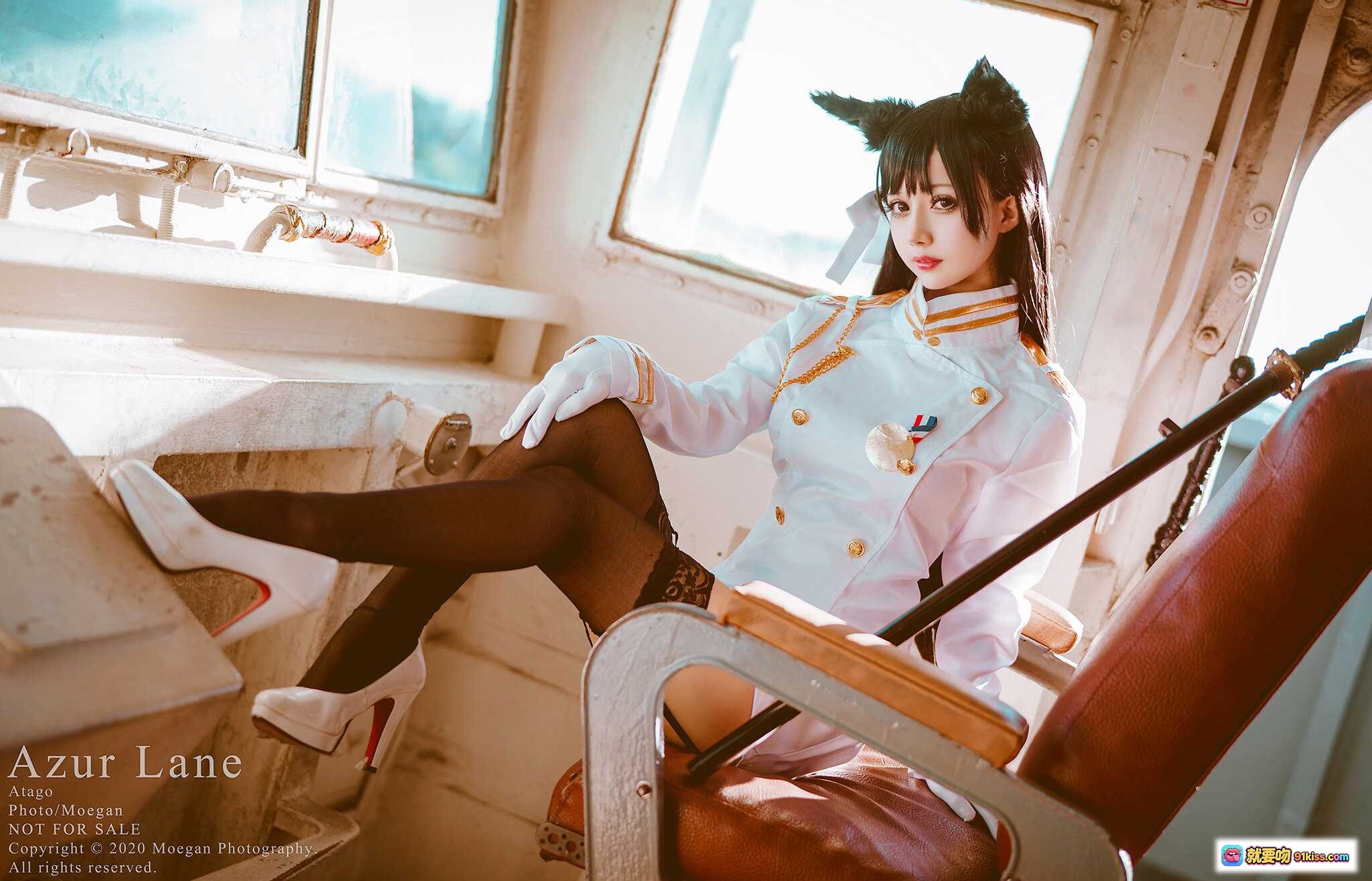 图片[2] - Azur Lane 愛宕 Cosplay 美少女持刀跪姿 白色制服 黑丝蕾丝袜 舰娘角色扮演 户外阳光拍摄 - 就要吻