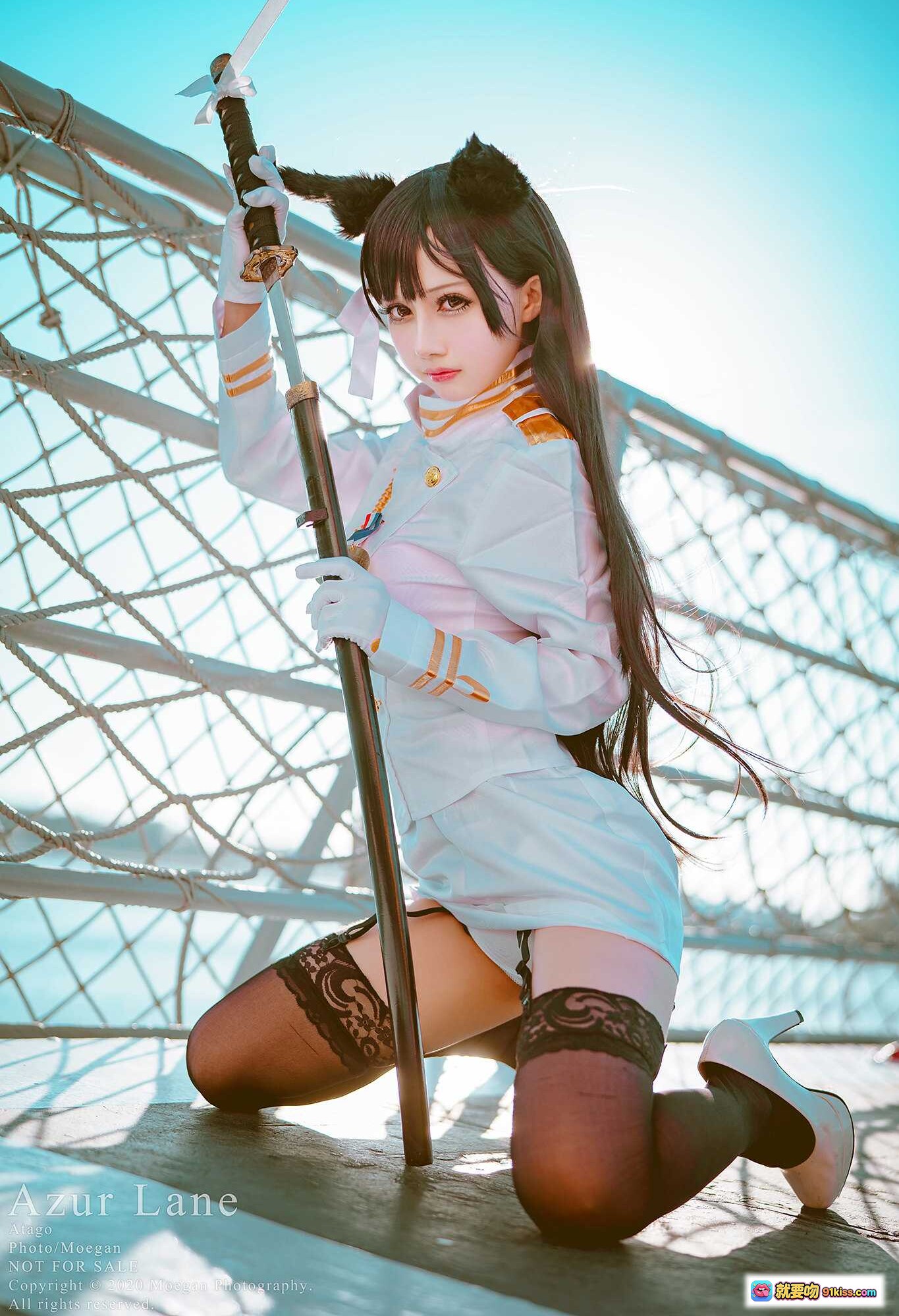 Azur Lane 愛宕 Cosplay 美少女持刀跪姿 白色制服 黑丝蕾丝袜 舰娘角色扮演 户外阳光拍摄 - 就要吻