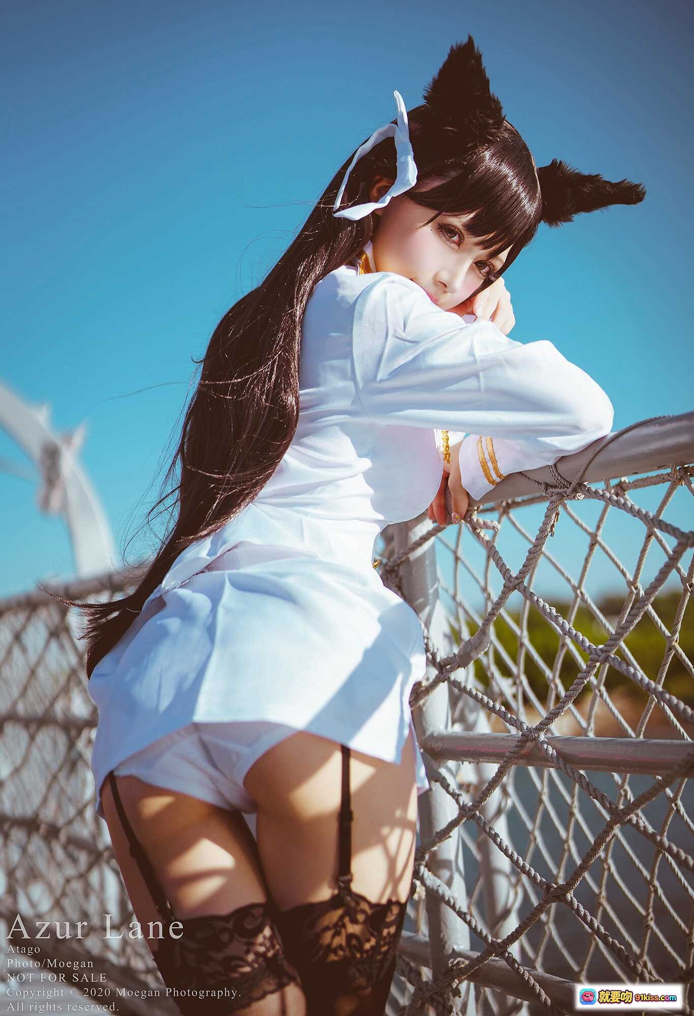 图片[8] - Azur Lane 愛宕 Cosplay 美少女持刀跪姿 白色制服 黑丝蕾丝袜 舰娘角色扮演 户外阳光拍摄 - 就要吻