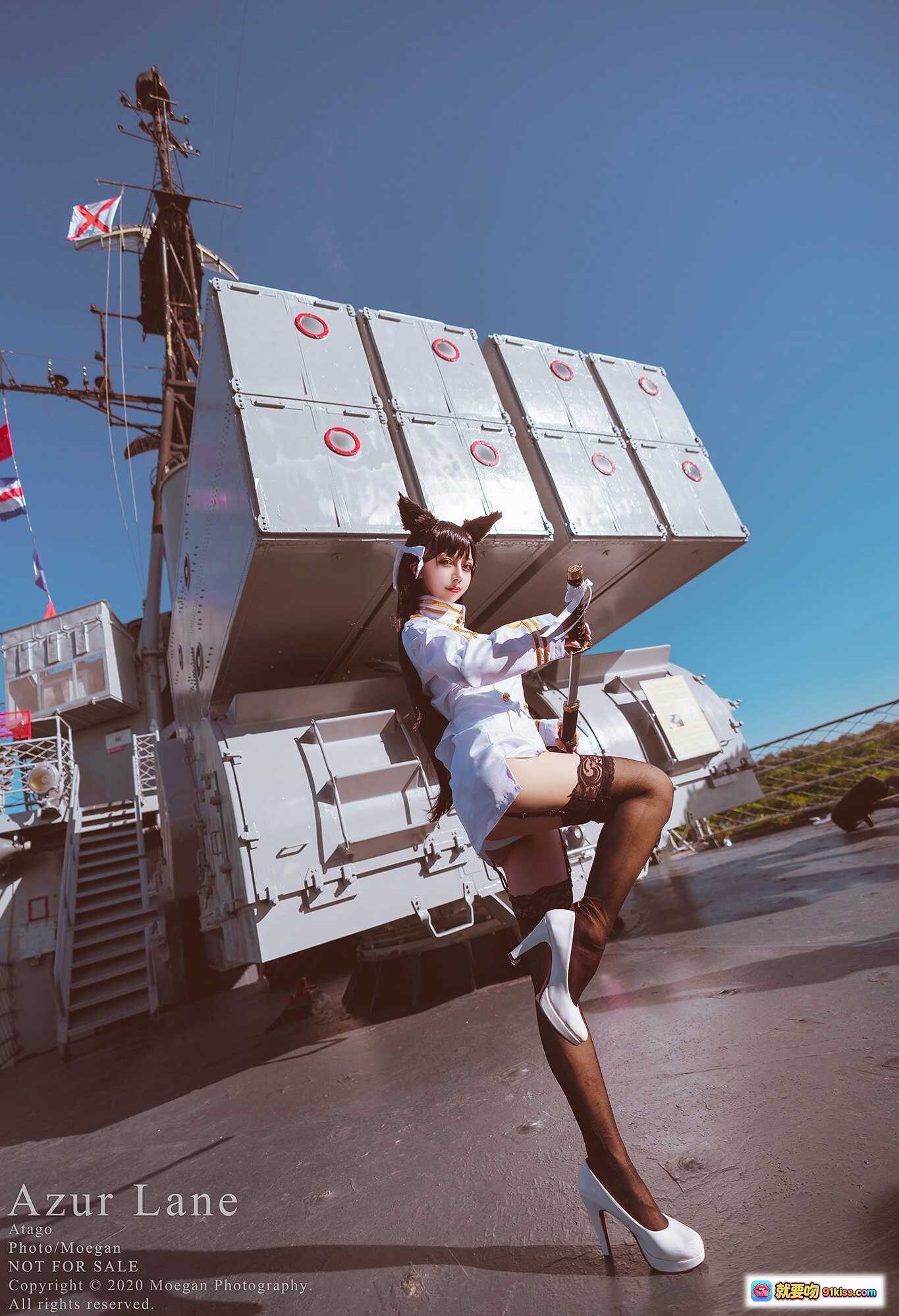 图片[6] - Azur Lane 愛宕 Cosplay 美少女持刀跪姿 白色制服 黑丝蕾丝袜 舰娘角色扮演 户外阳光拍摄 - 就要吻