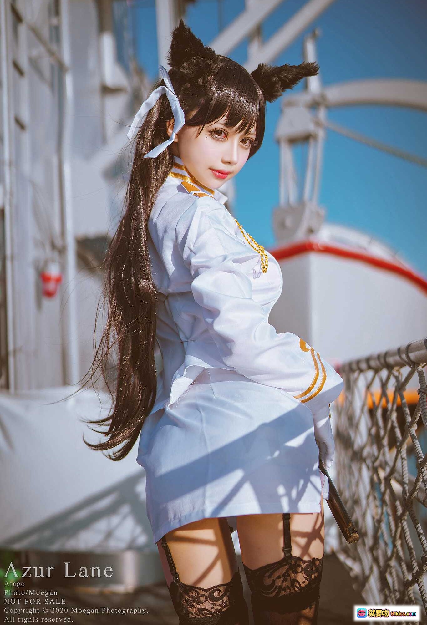 图片[9] - Azur Lane 愛宕 Cosplay 美少女持刀跪姿 白色制服 黑丝蕾丝袜 舰娘角色扮演 户外阳光拍摄 - 就要吻