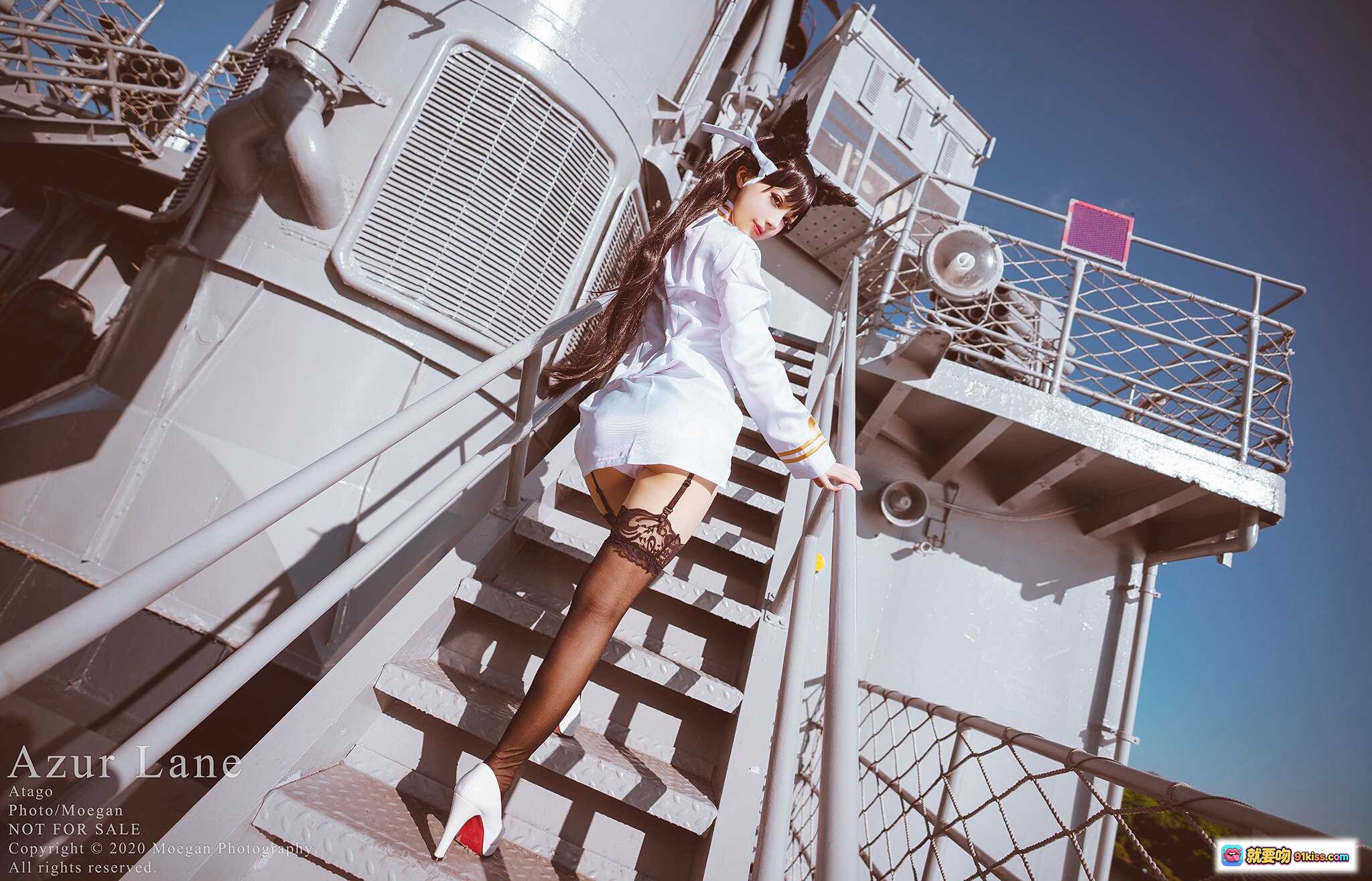 图片[7] - Azur Lane 愛宕 Cosplay 美少女持刀跪姿 白色制服 黑丝蕾丝袜 舰娘角色扮演 户外阳光拍摄 - 就要吻