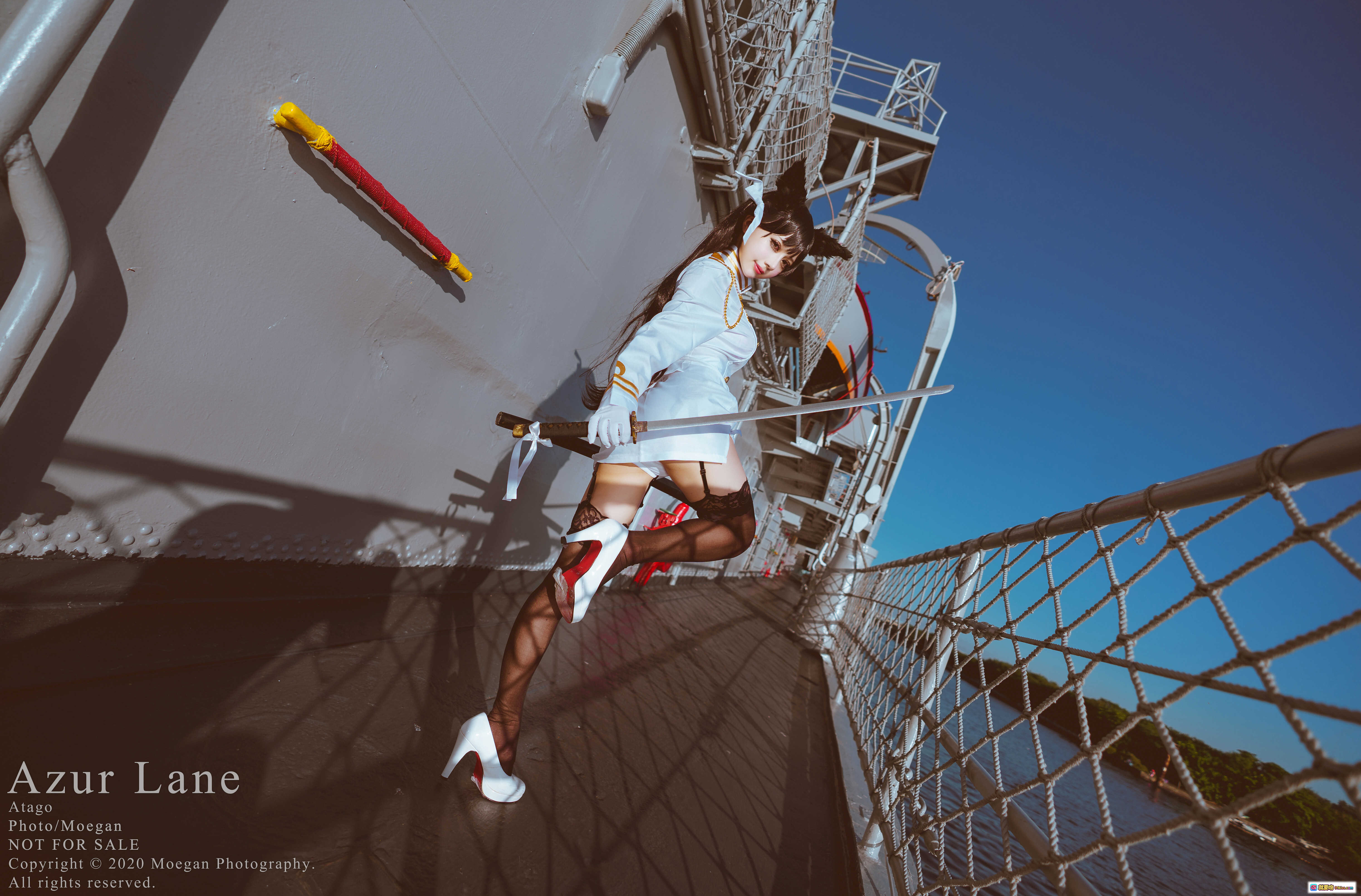 图片[10] - Azur Lane 愛宕 Cosplay 美少女持刀跪姿 白色制服 黑丝蕾丝袜 舰娘角色扮演 户外阳光拍摄 - 就要吻