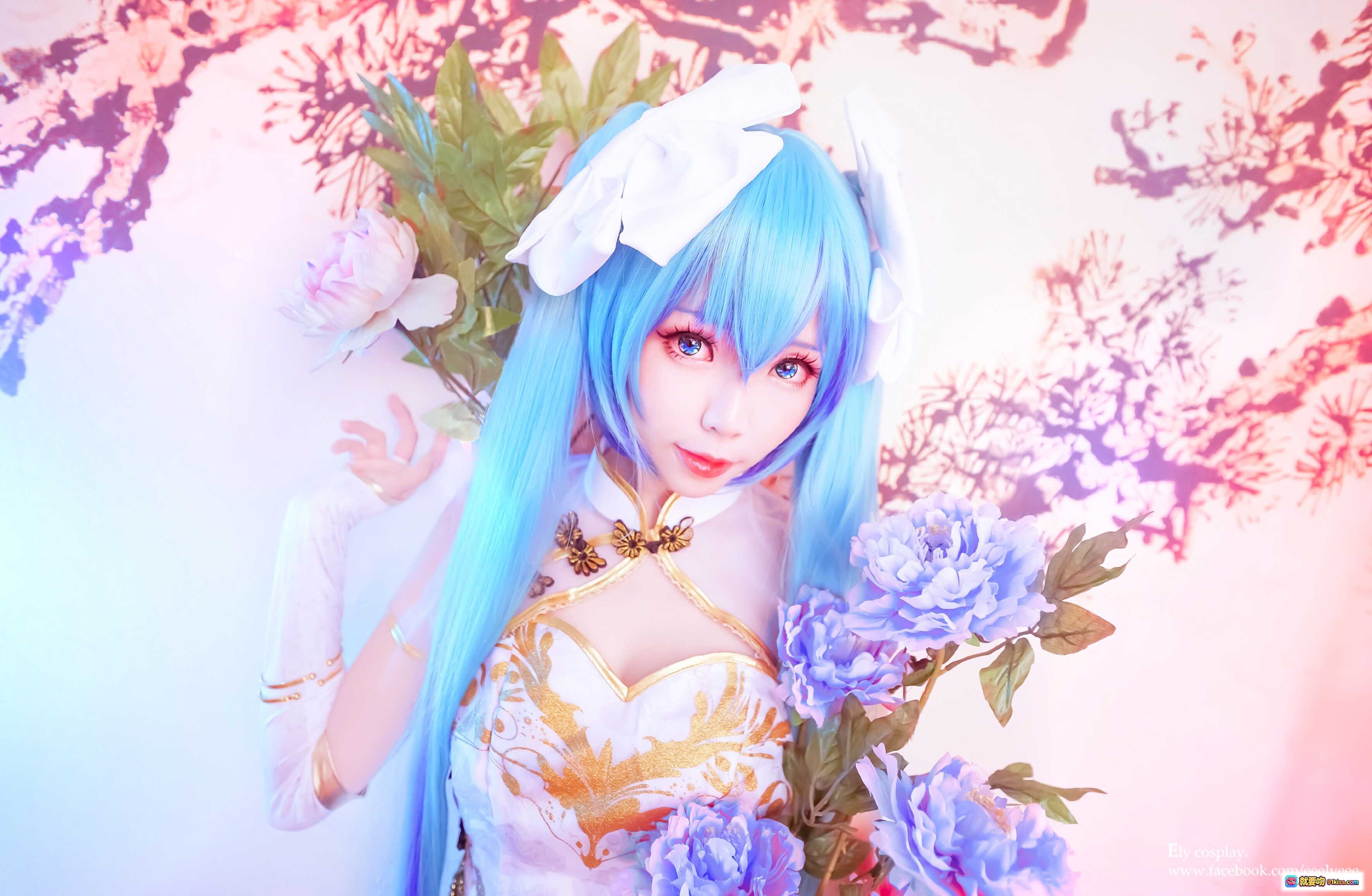 图片[6] - ElyEE子NO.026蓝发旗袍cosplay写真｜高开叉渔网袜白丝美腿｜古风和风摄影棚布景｜精致蝴蝶结头饰与刺绣细节 - 就要吻