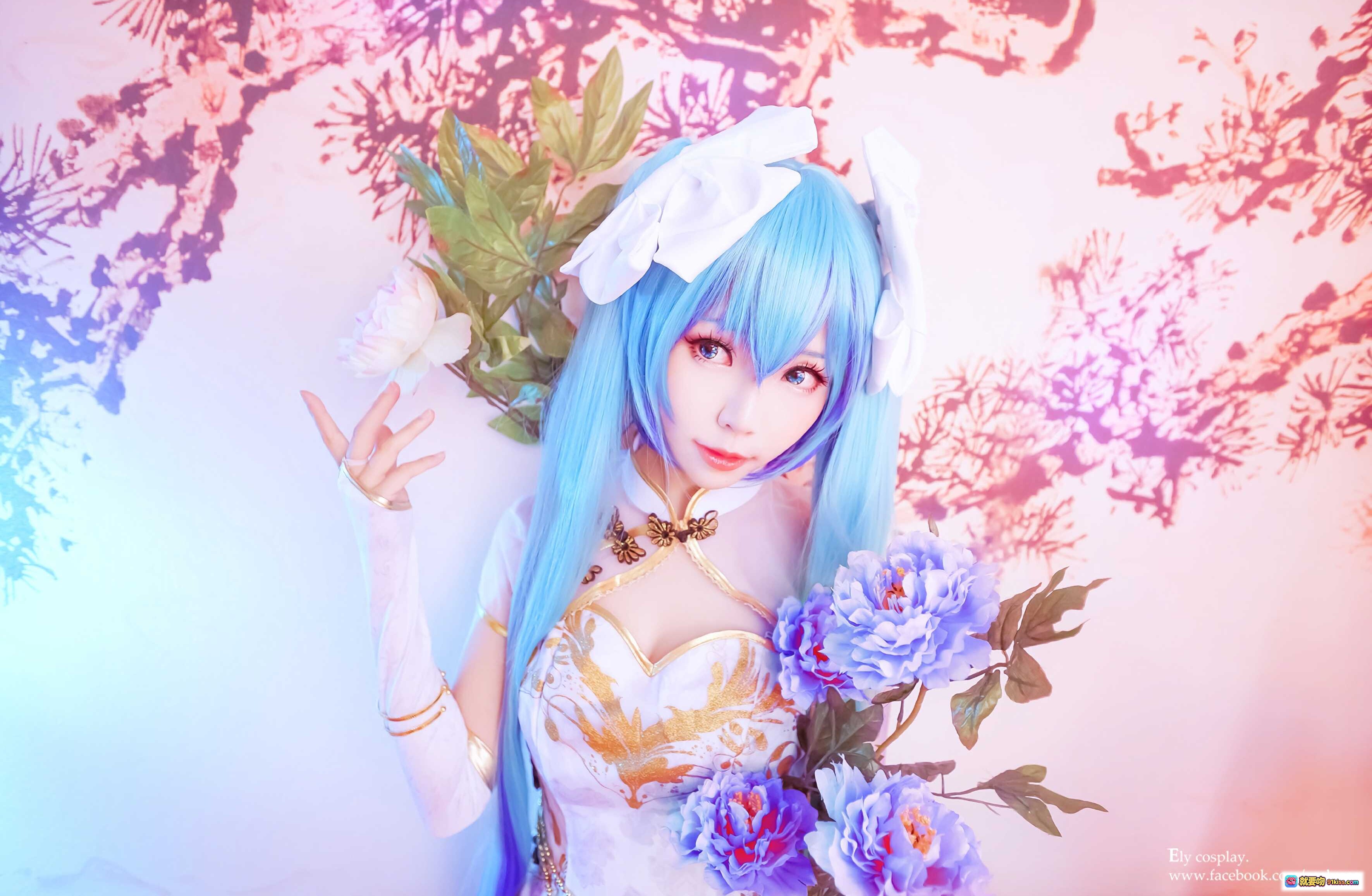 图片[10] - ElyEE子NO.026蓝发旗袍cosplay写真｜高开叉渔网袜白丝美腿｜古风和风摄影棚布景｜精致蝴蝶结头饰与刺绣细节 - 就要吻