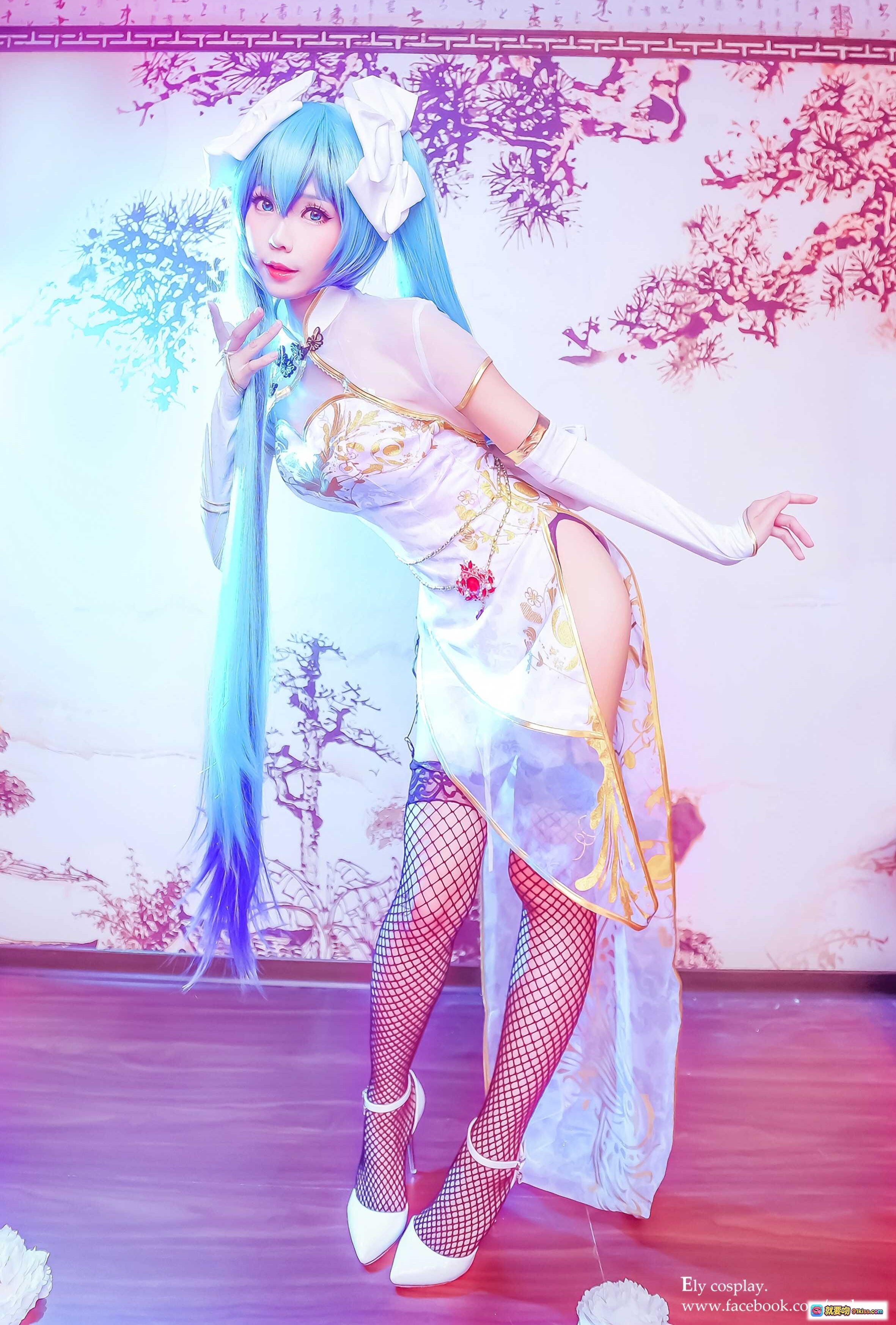 图片[8] - ElyEE子NO.026蓝发旗袍cosplay写真｜高开叉渔网袜白丝美腿｜古风和风摄影棚布景｜精致蝴蝶结头饰与刺绣细节 - 就要吻