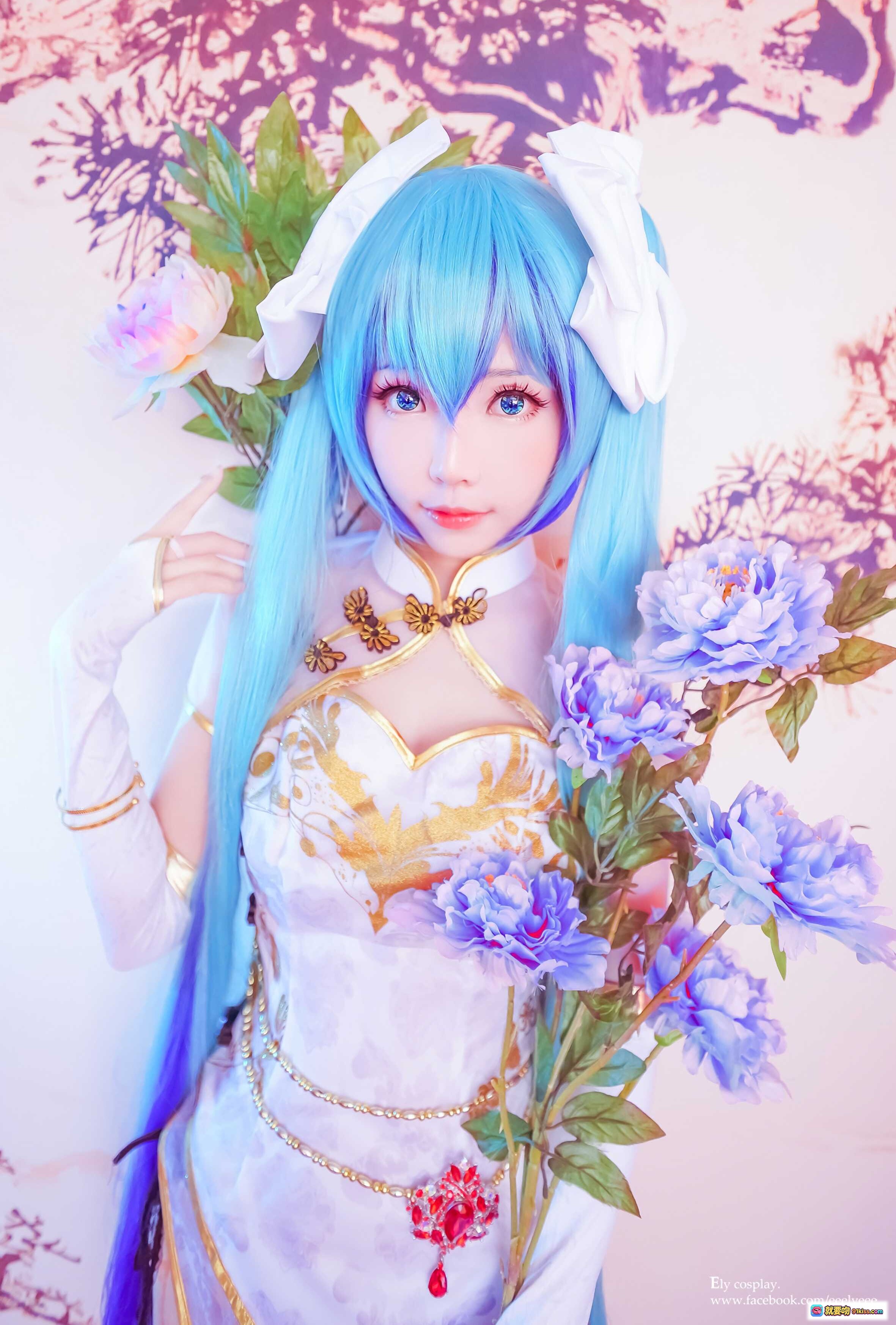 图片[4] - ElyEE子NO.026蓝发旗袍cosplay写真｜高开叉渔网袜白丝美腿｜古风和风摄影棚布景｜精致蝴蝶结头饰与刺绣细节 - 就要吻