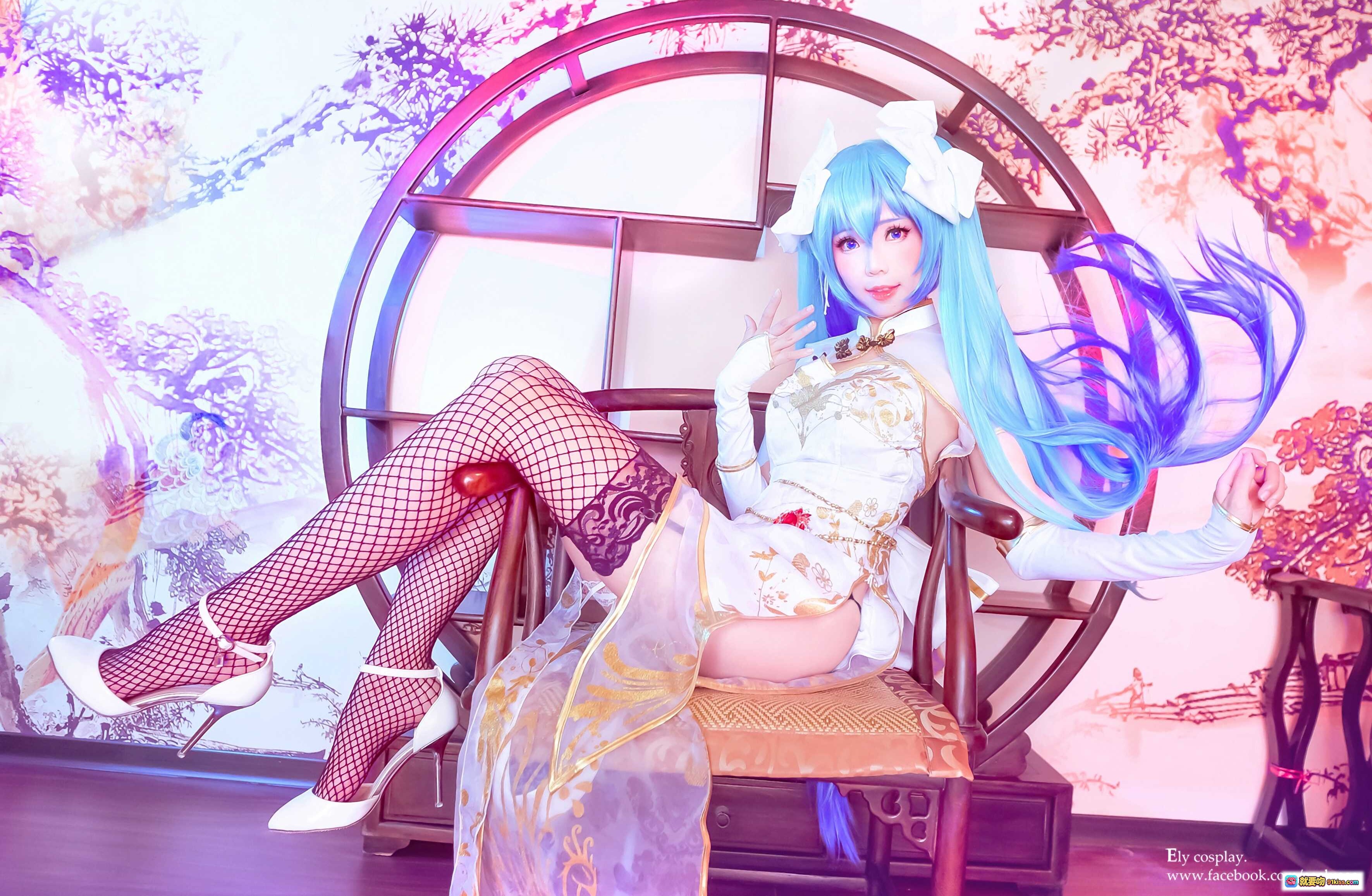 图片[5] - ElyEE子NO.026蓝发旗袍cosplay写真｜高开叉渔网袜白丝美腿｜古风和风摄影棚布景｜精致蝴蝶结头饰与刺绣细节 - 就要吻