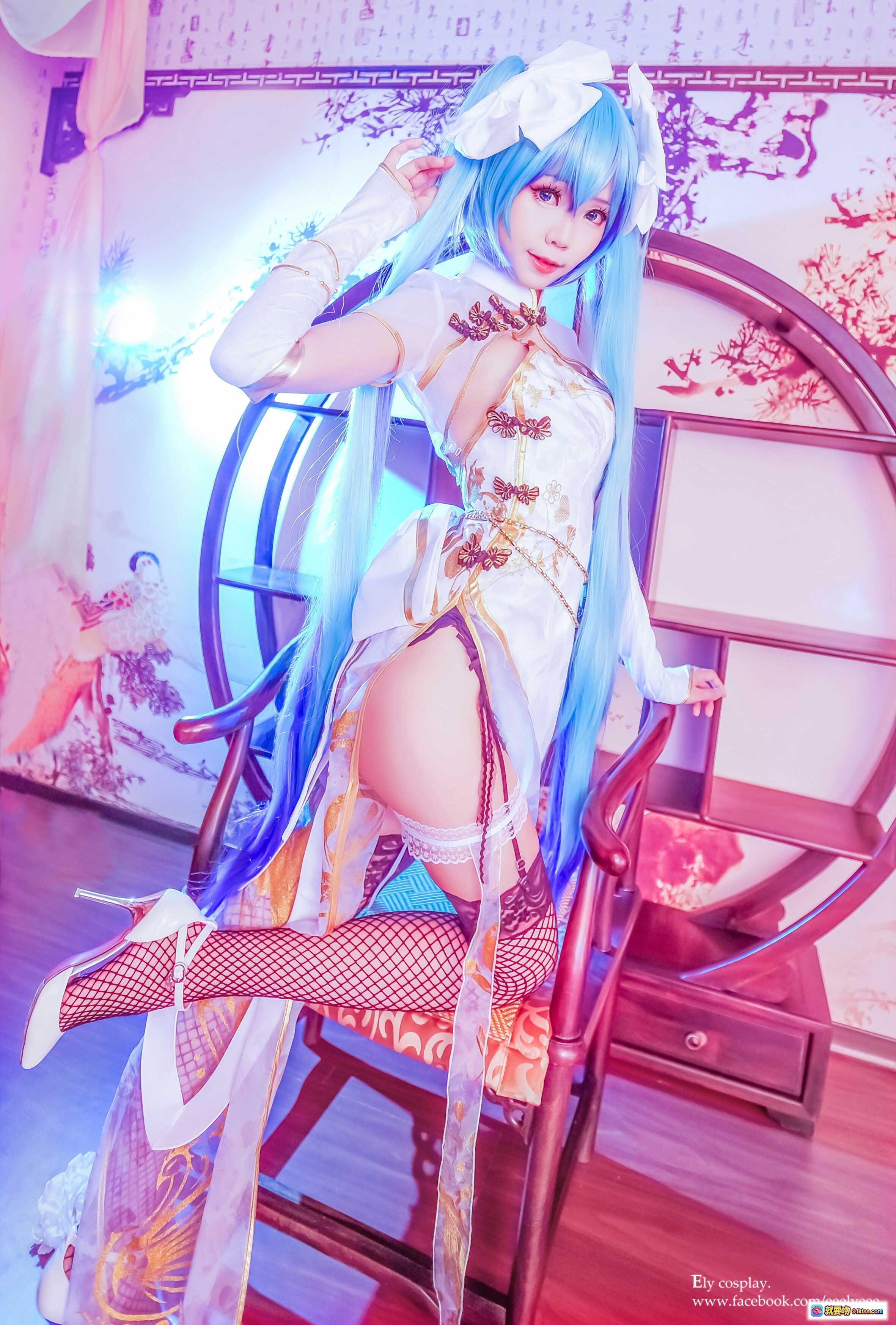 图片[1] - ElyEE子NO.026蓝发旗袍cosplay写真｜高开叉渔网袜白丝美腿｜古风和风摄影棚布景｜精致蝴蝶结头饰与刺绣细节 - 就要吻
