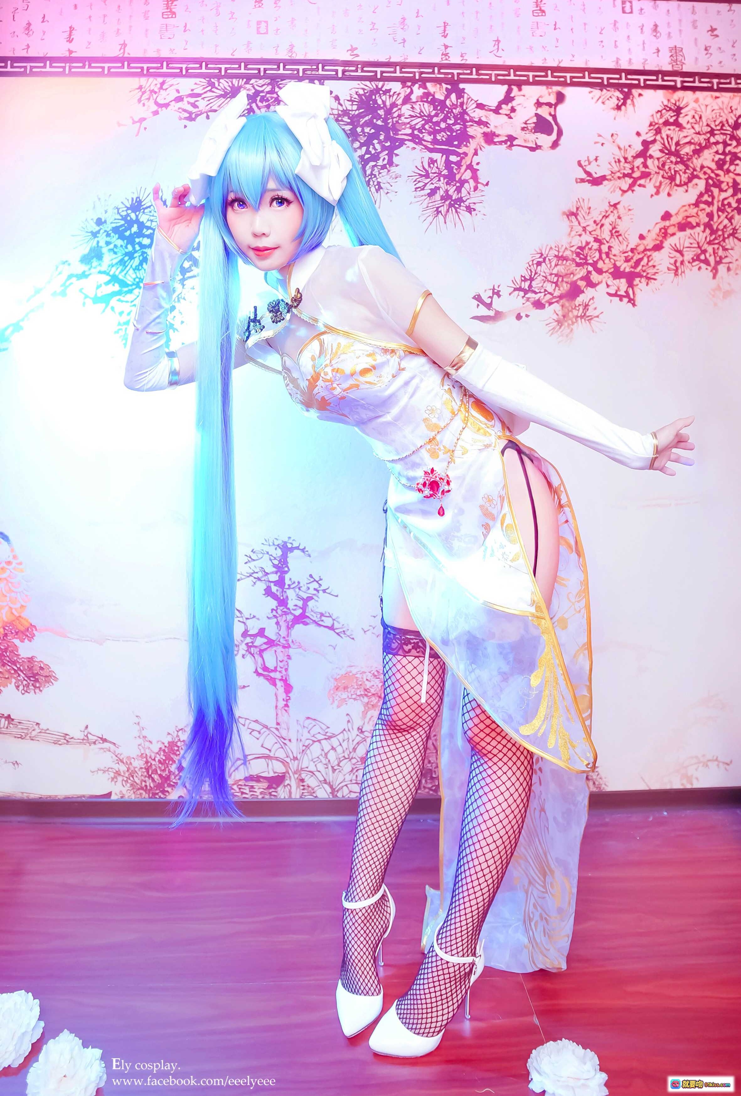 图片[2] - ElyEE子NO.026蓝发旗袍cosplay写真｜高开叉渔网袜白丝美腿｜古风和风摄影棚布景｜精致蝴蝶结头饰与刺绣细节 - 就要吻