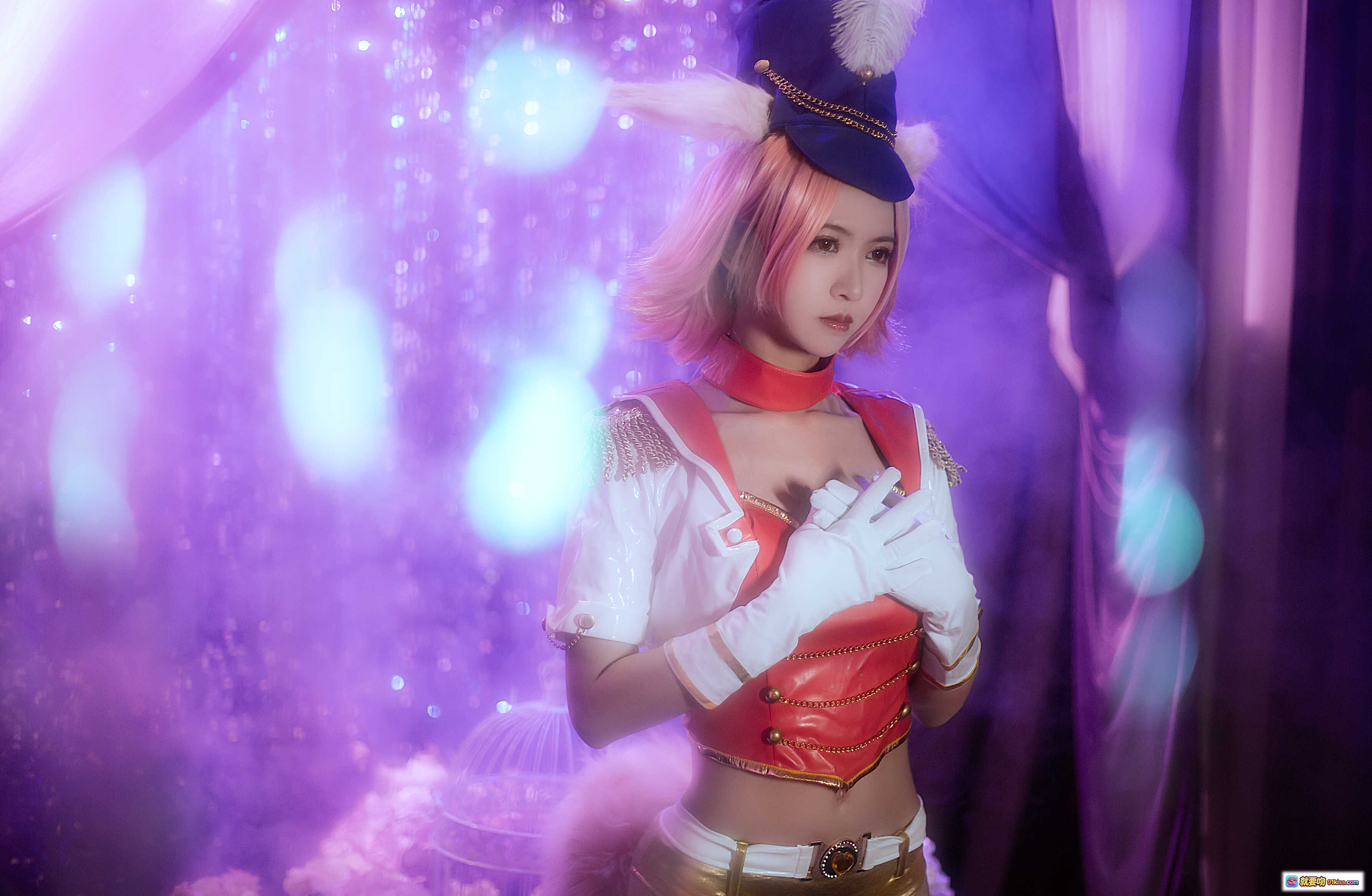 图片[8] - 鳗鱼霏儿妲己COS写真NO.023｜粉发兔耳帽+红金战衣+鸟笼骷髅布景｜高清440MB26P原图 - 就要吻